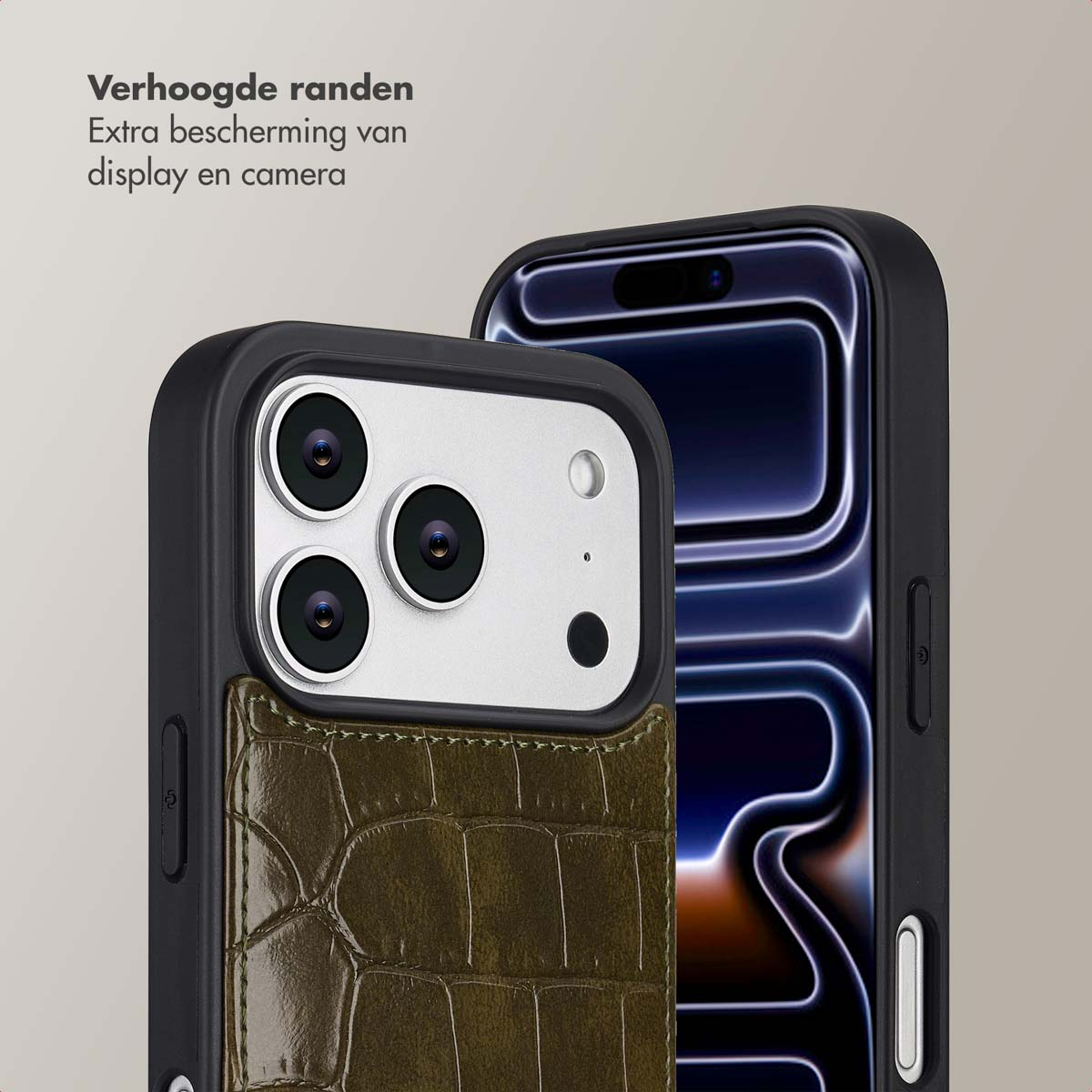 Deux coques de téléphone noires, une avec un dos vert texturé. Une coque montre les lentilles de l'appareil photo. Le fond est beige clair.