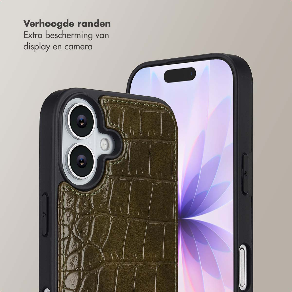 Een close-up van een telefoon in een groene leren hoes, met de camera en het scherm. De hoes heeft een krokodillenleertextuur.