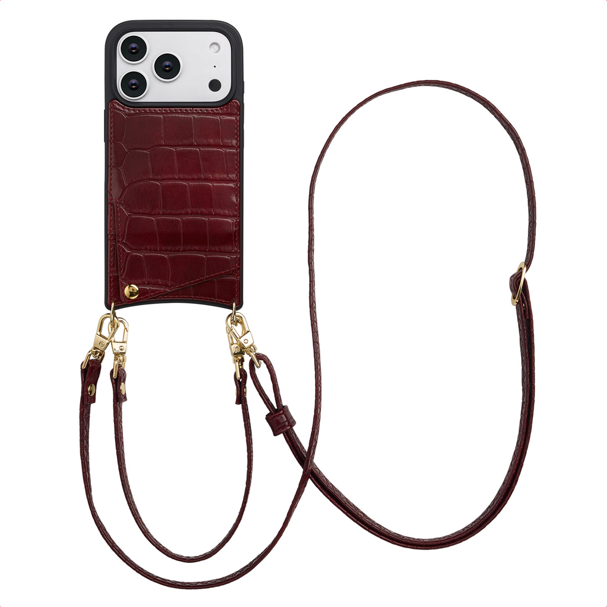Un étui pour smartphone avec une finition texturée en crocodile bordeaux et une longue sangle assortie, maintenue par des clips dorés, est affiché sur fond blanc.