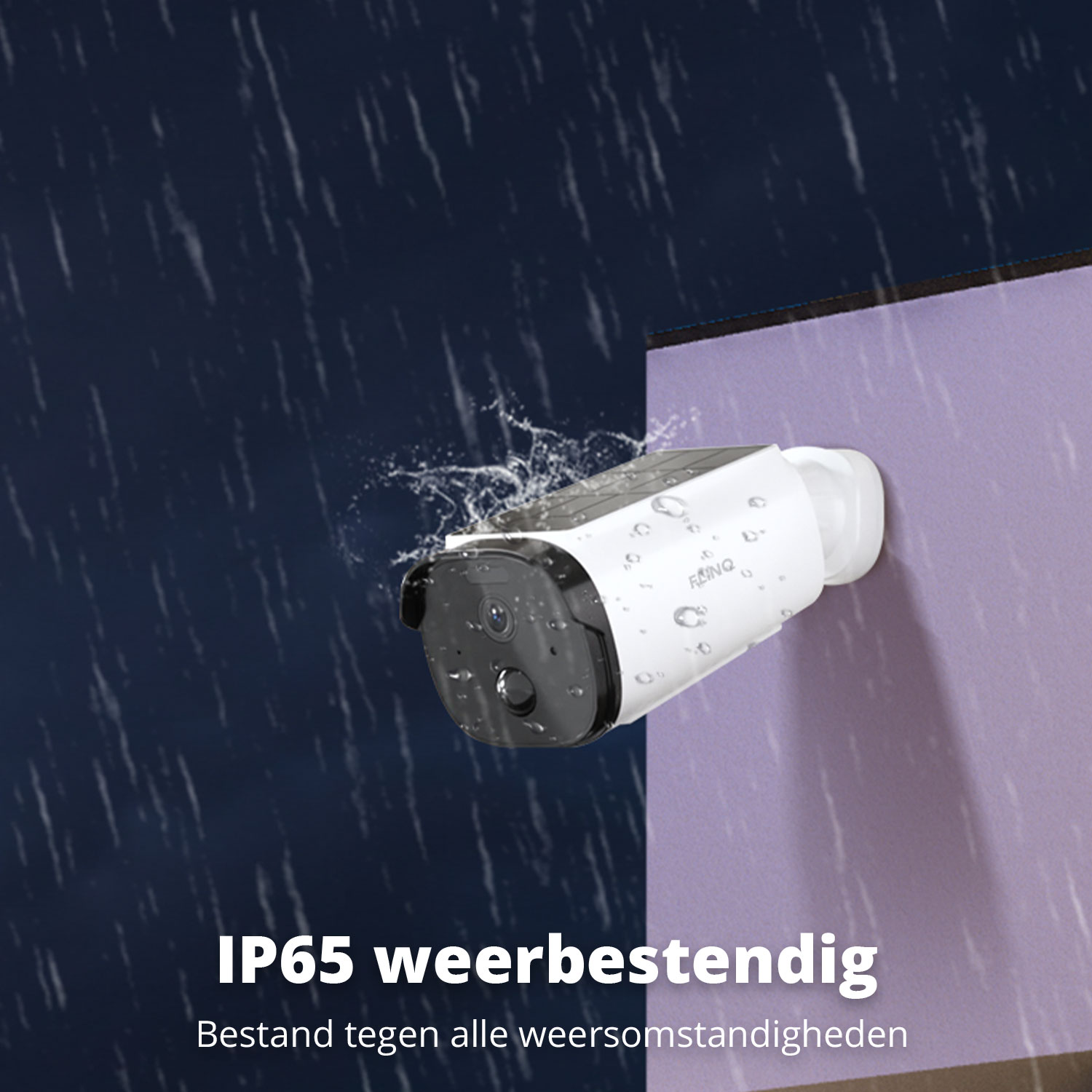 Eine weiße Überwachungskamera ist an einer lila Wand montiert. Regen fällt um die Kamera, darunter der Text "IP65 wetterfest".