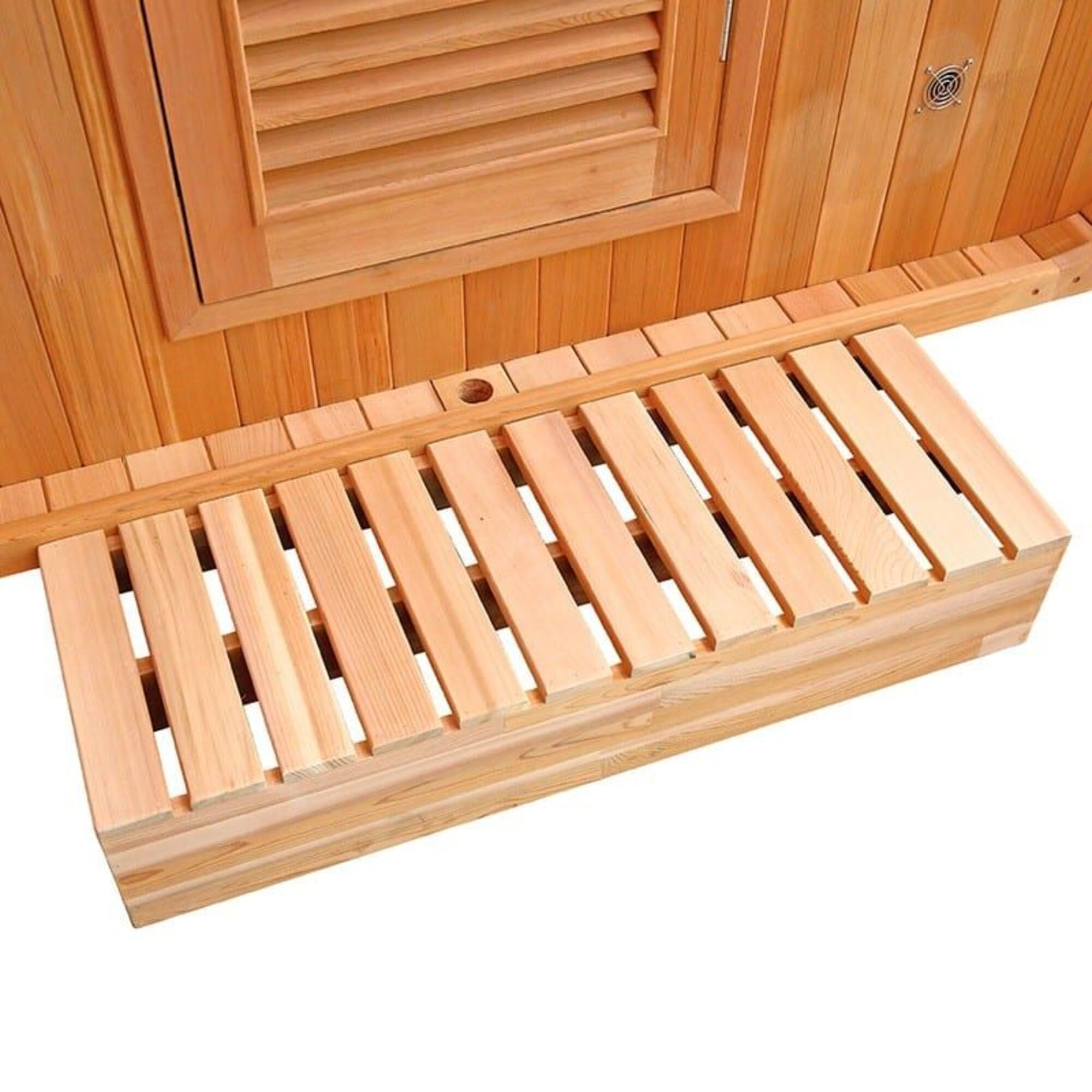 Escalón de sauna de madera con parte superior de listones, debajo de una pared de madera con ventana y ventilación.