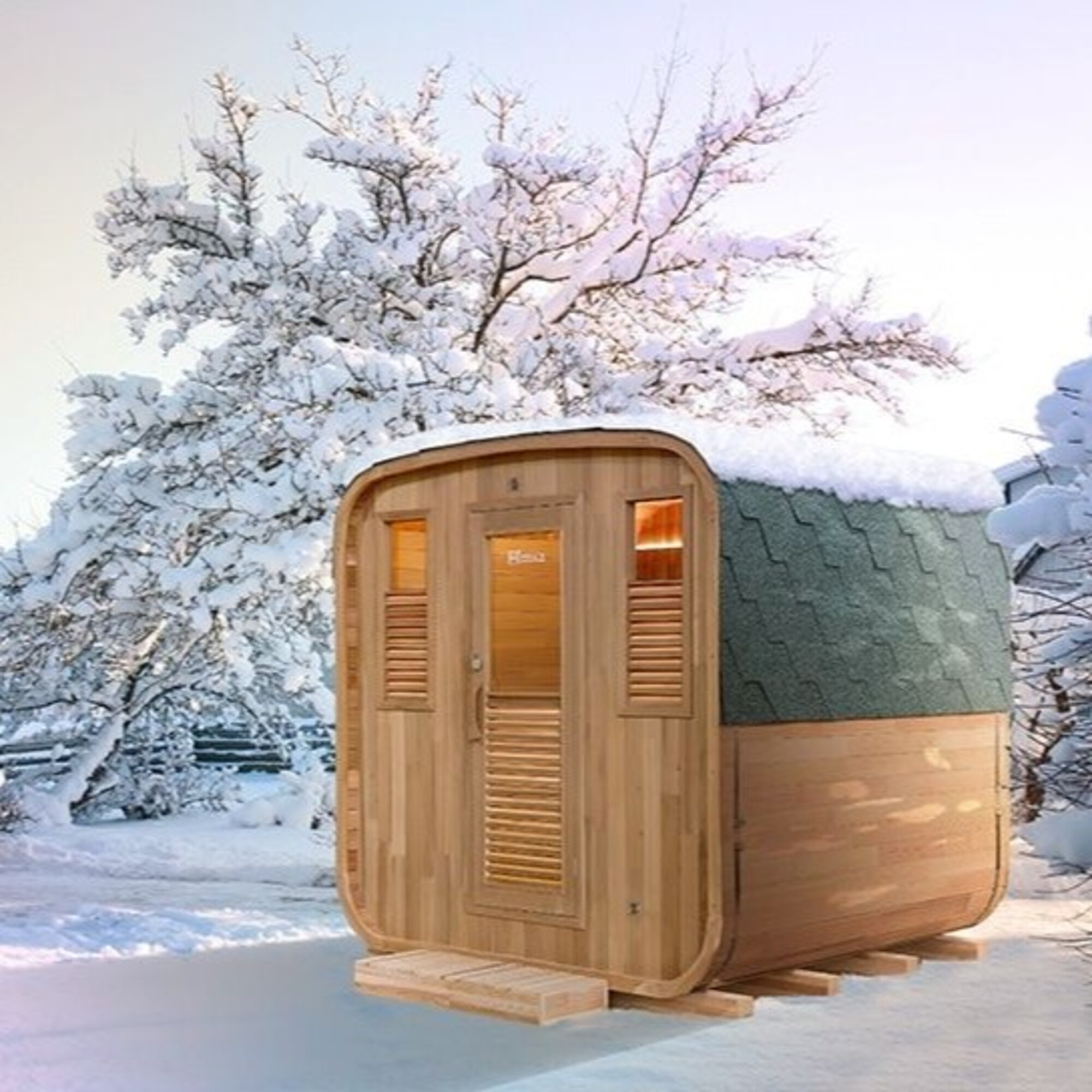Una sauna de madera con nieve en el tejado, en un entorno nevado con árboles cubiertos de nieve.
