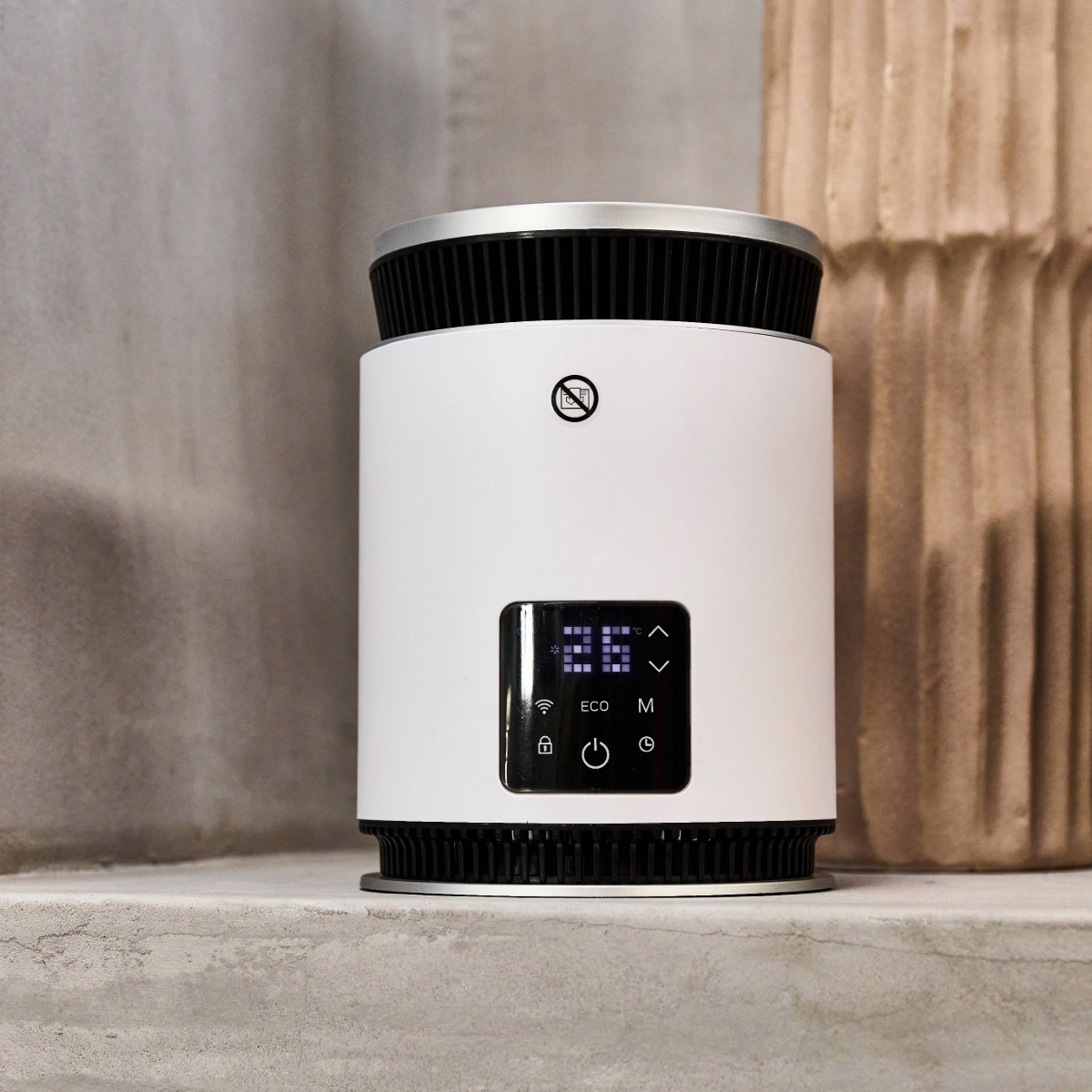 Purificatore d'aria bianco e nero con display digitale 26. Vaso beige a destra, parete grigia sullo sfondo.