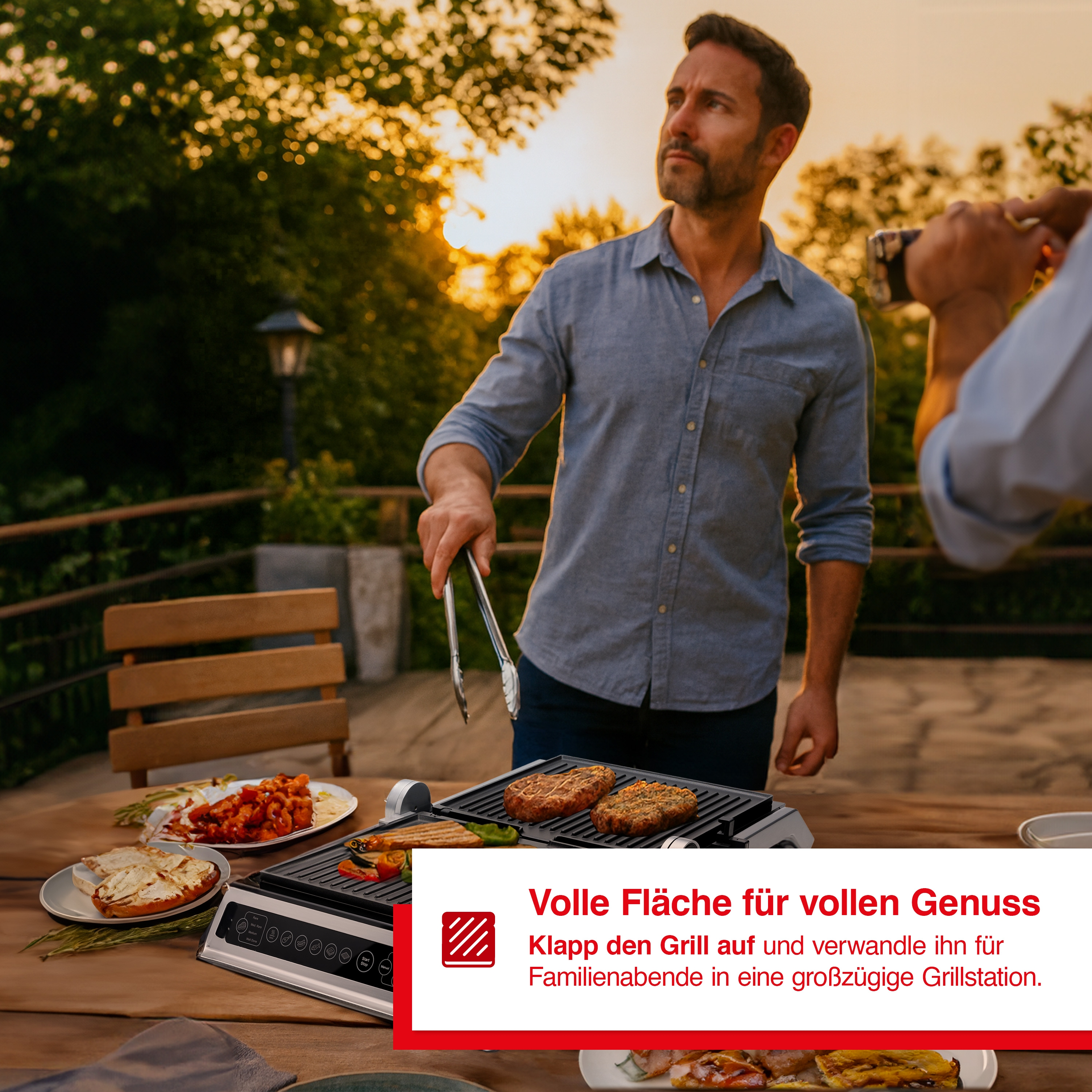 Uomo che griglia carne all'aperto. Sono visibili una griglia, cibo e un uomo con le pinze. Tramonto sullo sfondo.