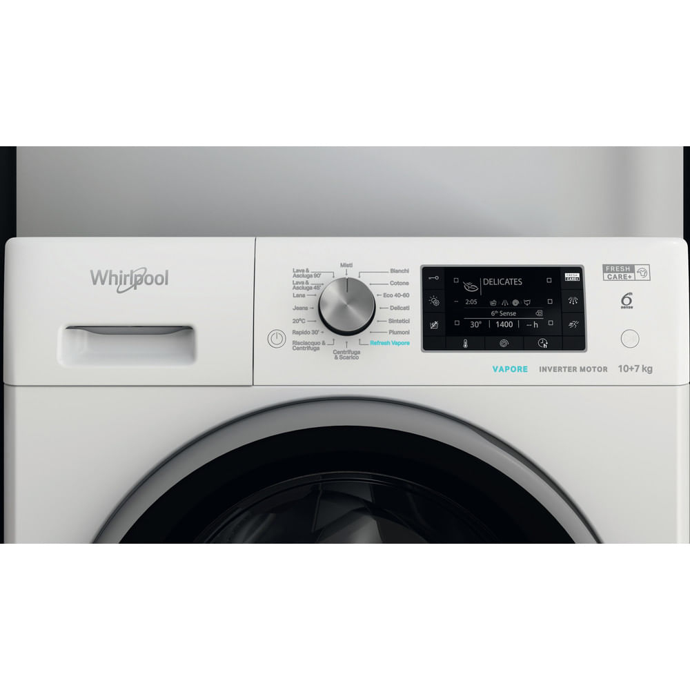 Primo piano del pannello di controllo bianco di una lavatrice Whirlpool. Presenta pulsanti, un quadrante e un display digitale con varie impostazioni.
