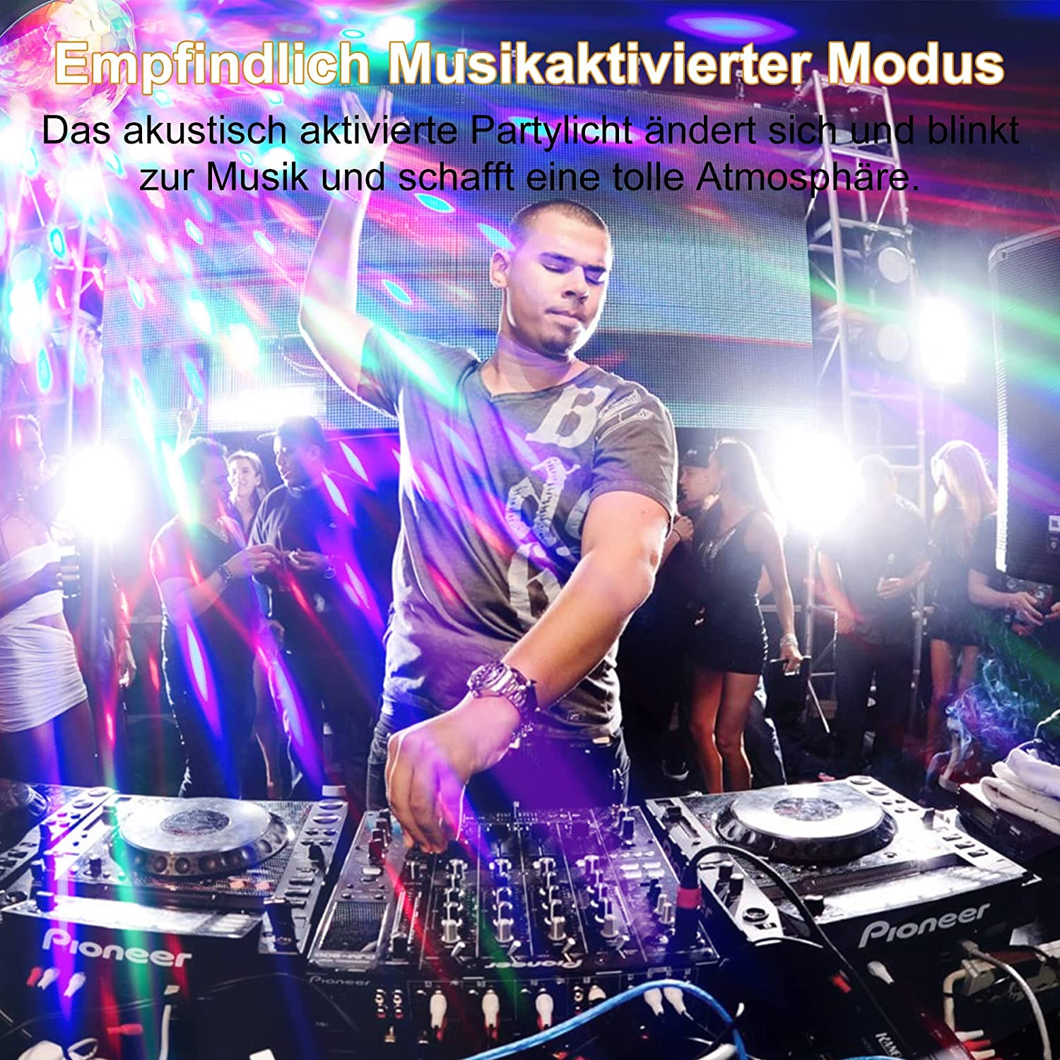 Ein DJ mixt auf einer Party Musik. Im Hintergrund tanzen Menschen. Bunte Lichter beleuchten die Szene.
