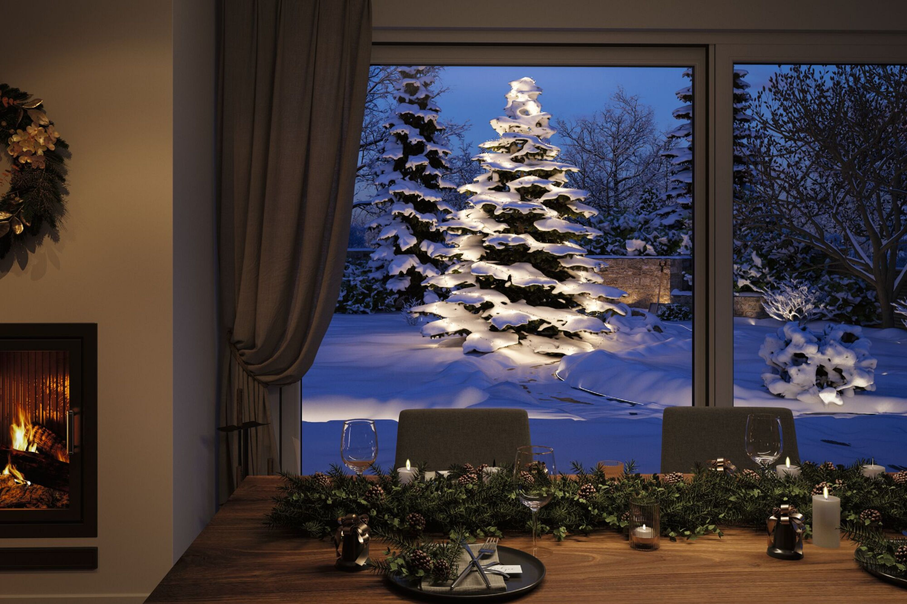 Eine Winterszene durch ein Fenster. Ein dekorierter Tisch ist gedeckt. Draußen sind schneebedeckte Bäume beleuchtet.