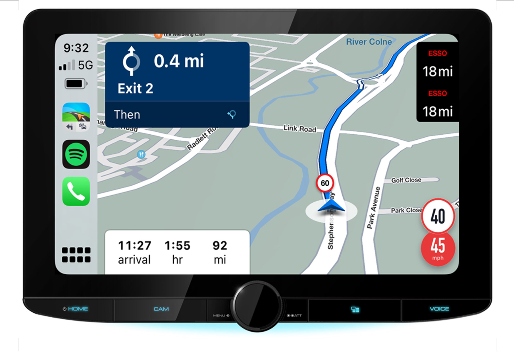 Auto-Navigationsbildschirm mit einer Route, Geschwindigkeitsbegrenzung und Tankstellen in der Nähe. Die Uhrzeit ist 9:32, und es gibt mehrere App-Symbole.