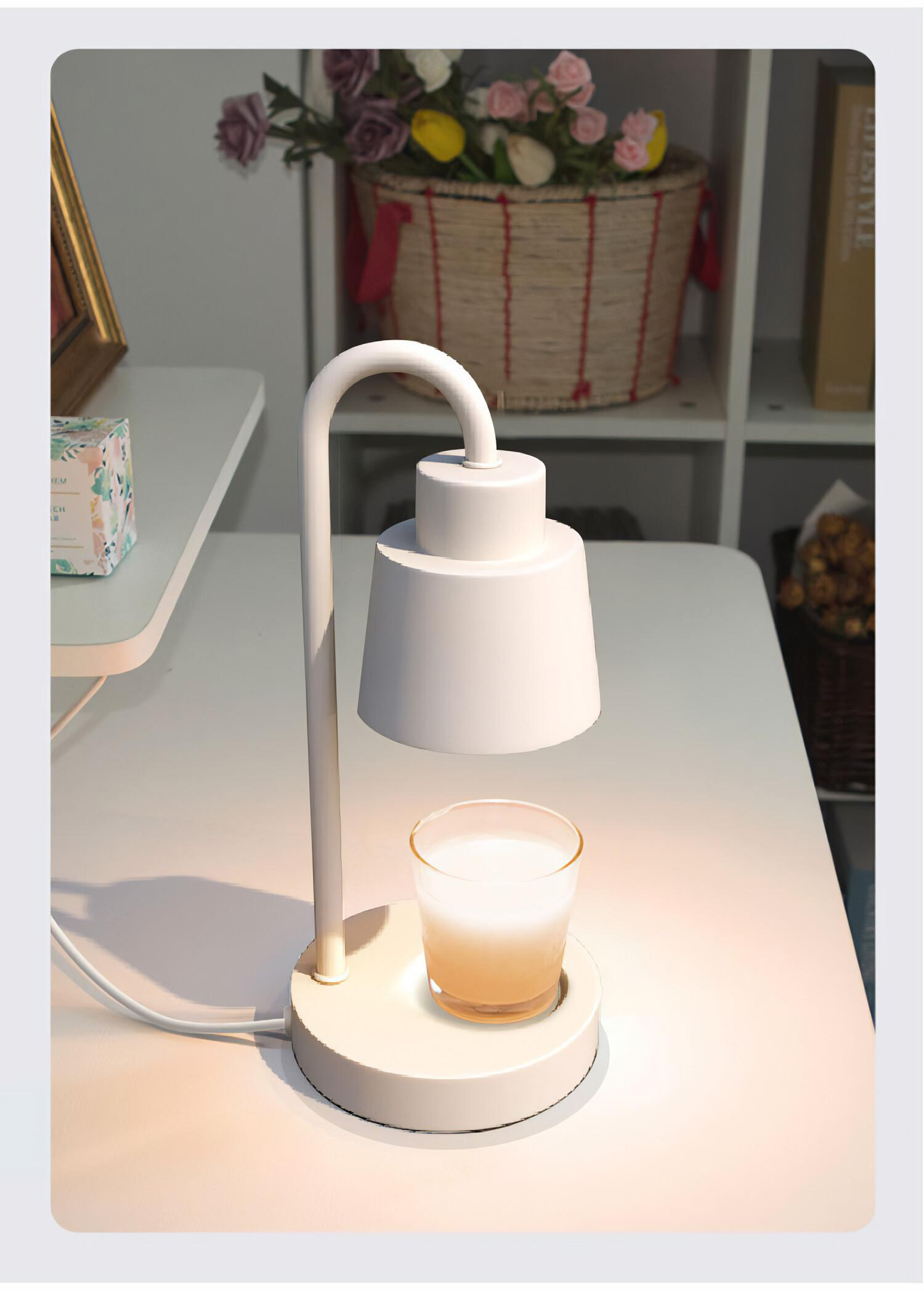 Eine weiße Lampe mit einem Glas Flüssigkeit steht auf einem weißen Tisch. Im Hintergrund ist ein Blumenkorb zu sehen.
