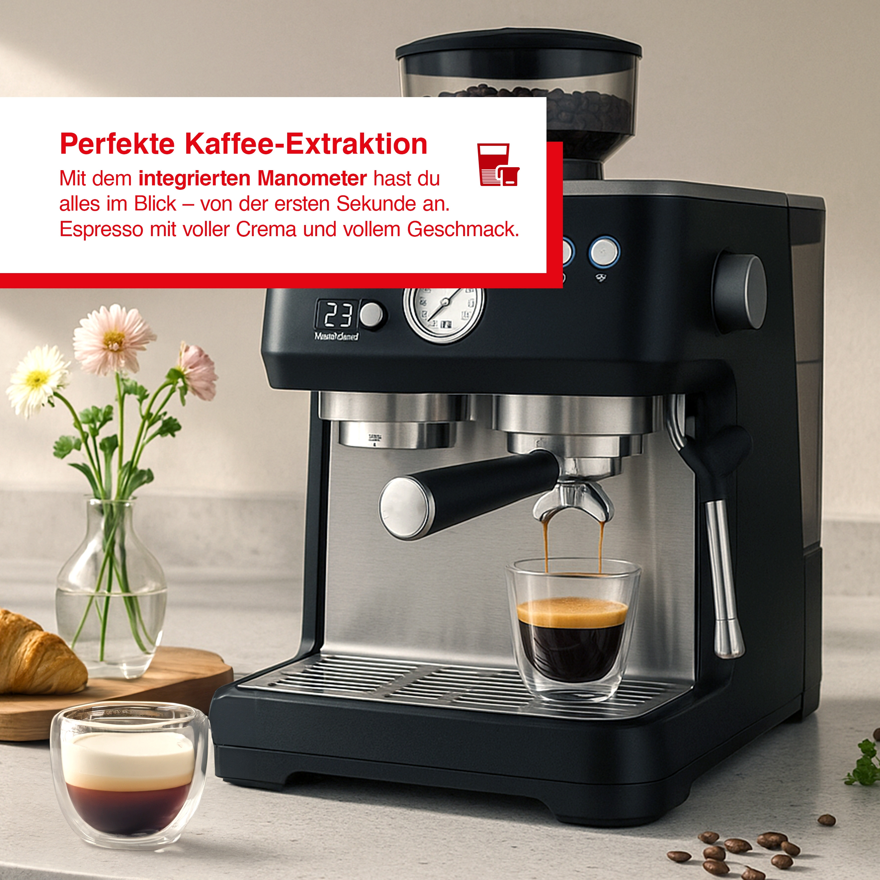 Espressomaschine, die Kaffee in ein Glas brüht. Blumen, Croissant und ein zweiter Kaffee stehen auf einer Theke.