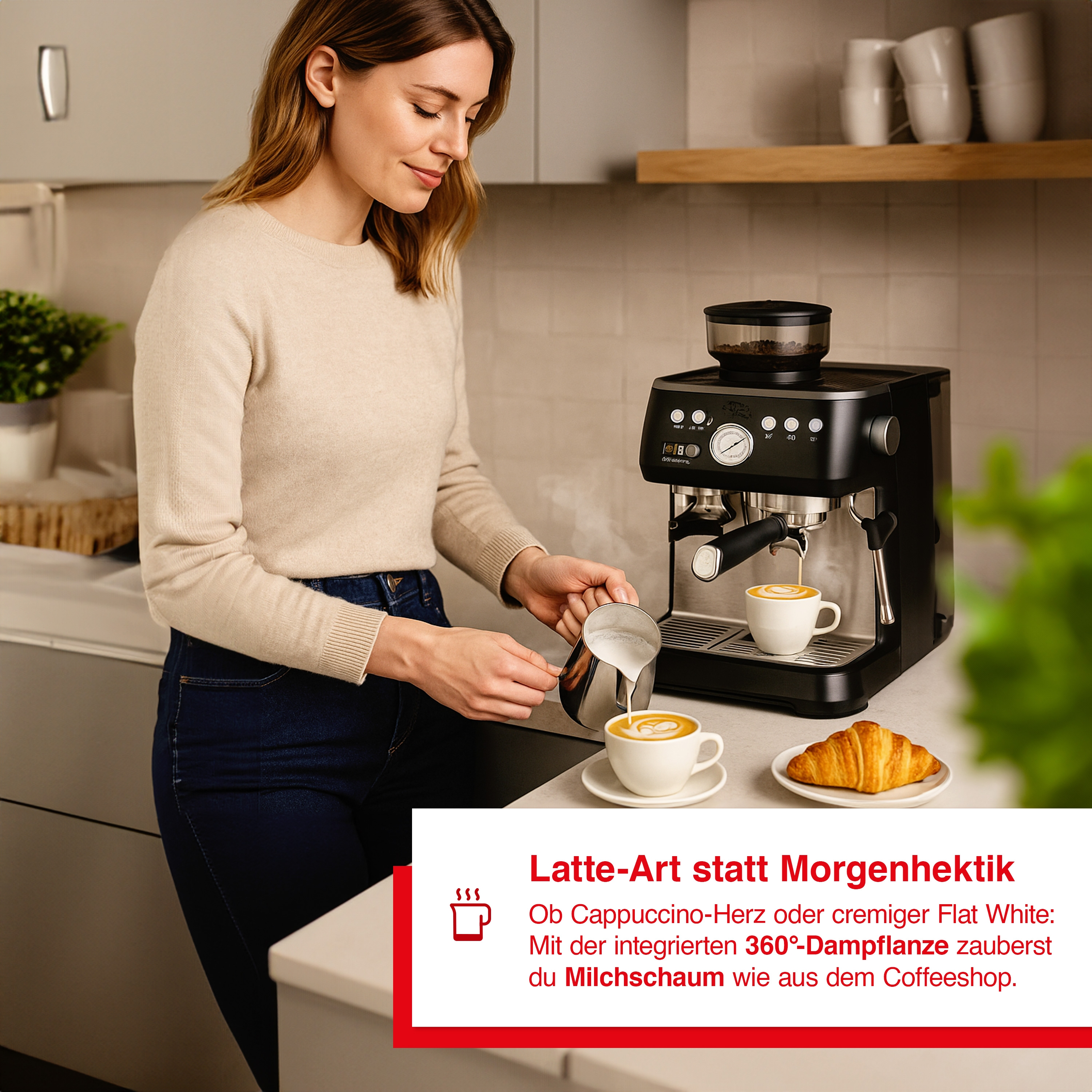 Frau gießt Milch in Kaffee. Espressomaschine, Tassen und Croissant stehen auf der Theke.