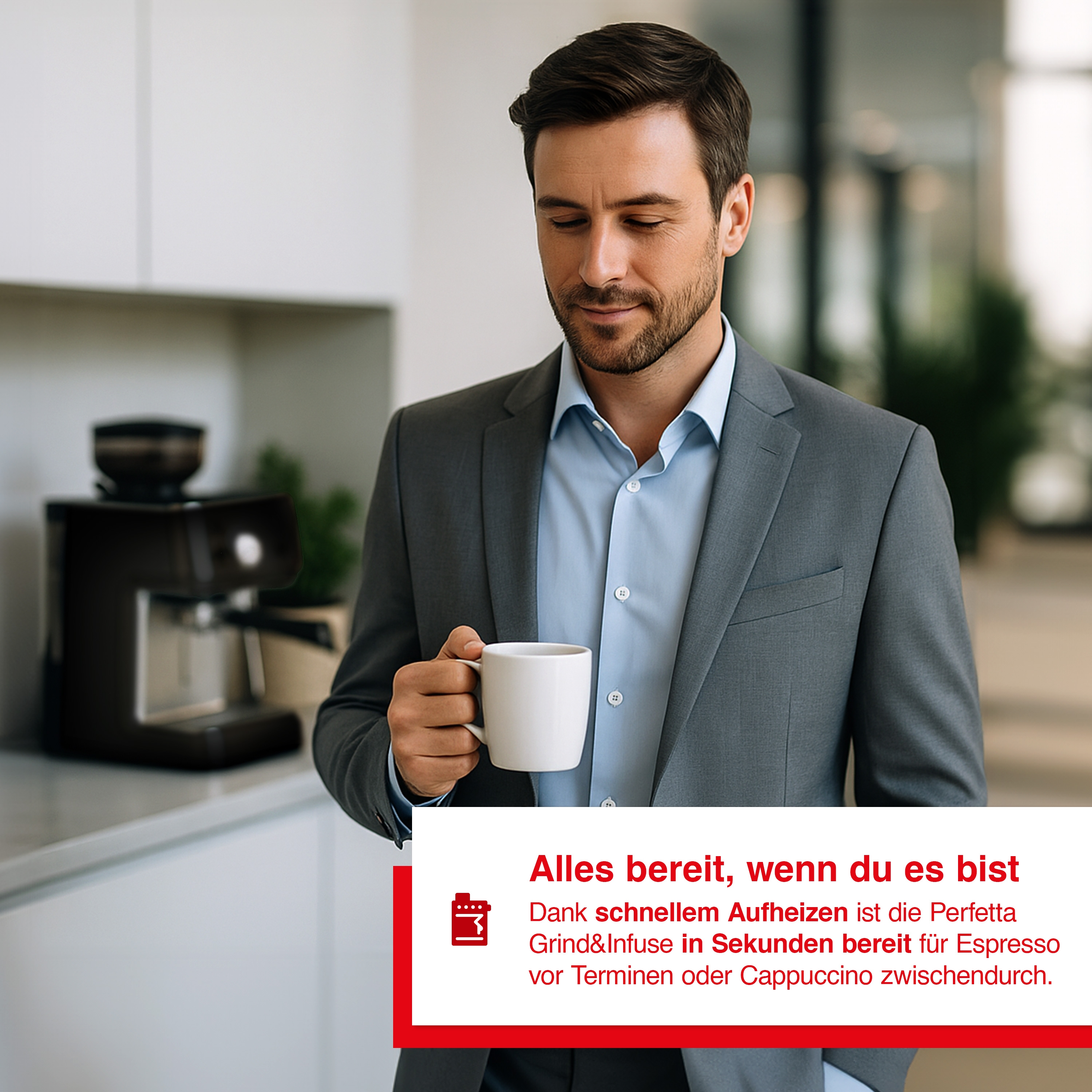 Ein Mann im Anzug hält einen weißen Becher. Im Hintergrund ist eine Kaffeemaschine.