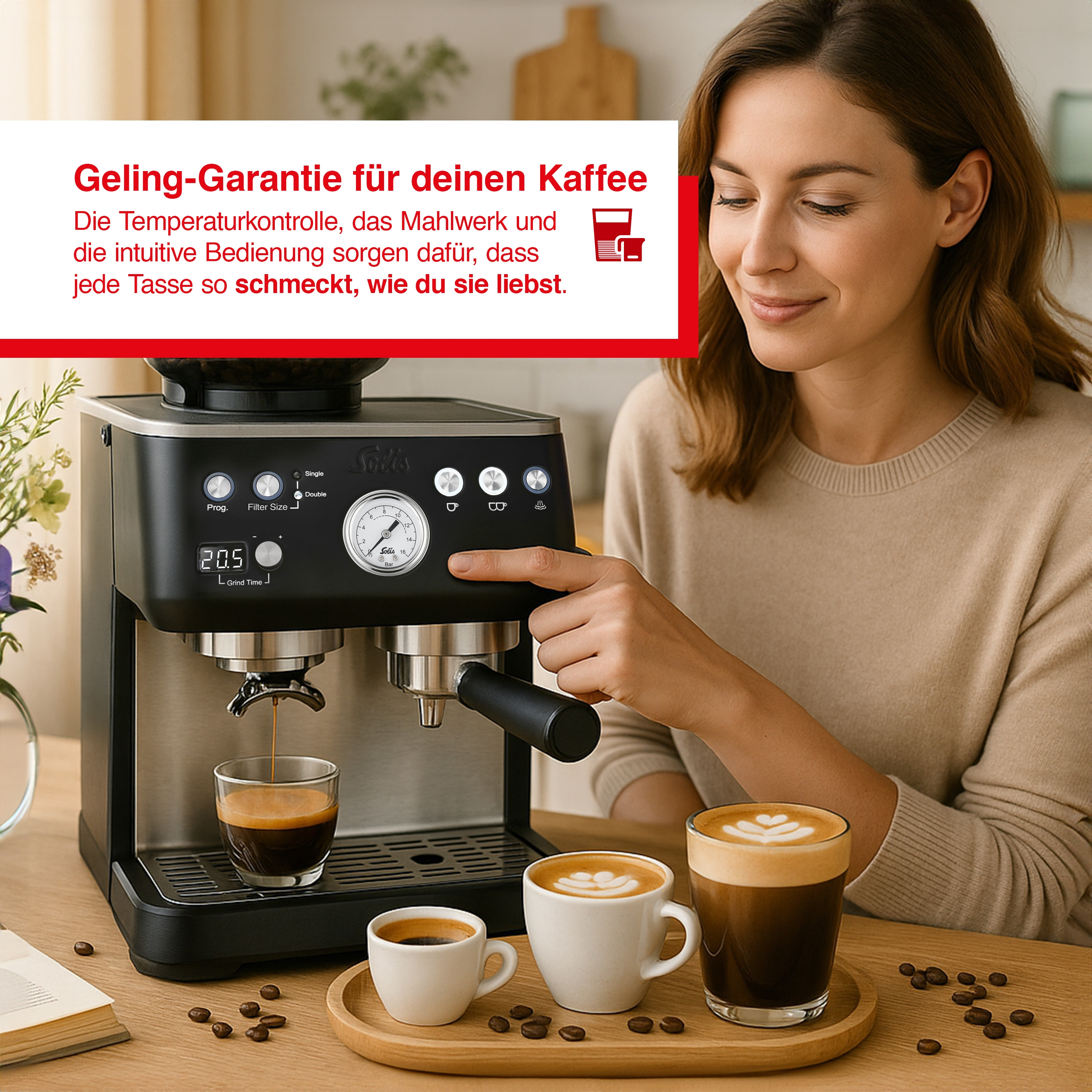 Frau bedient eine schwarze Espressomaschine und gießt Kaffee in ein Glas. Drei Kaffeetassen auf einem Holztablett.