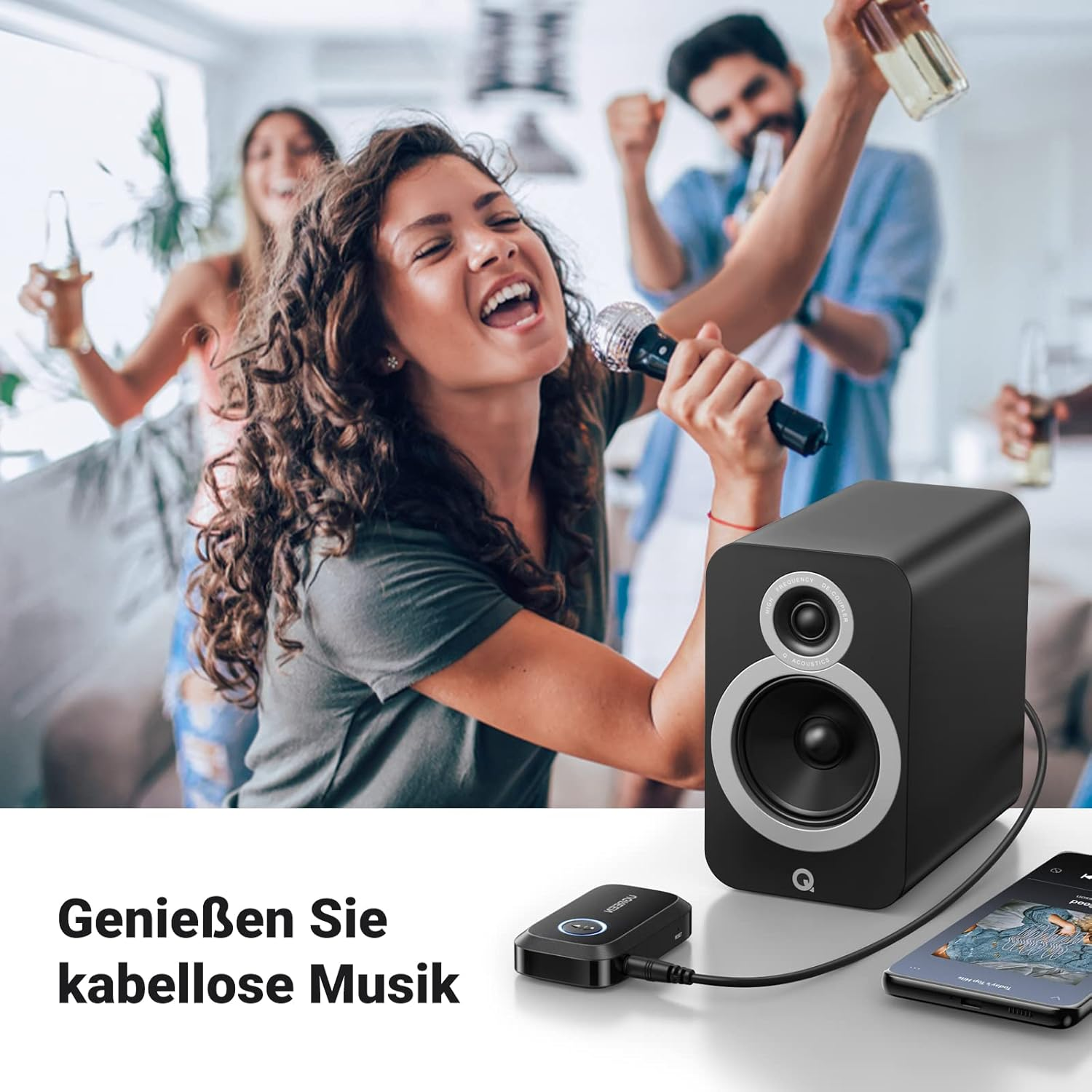 Eine Frau singt in ein Mikrofon, Leute trinken, und ein Lautsprecher spielt Musik. Ein Telefon ist verbunden und zeigt ein Lied.