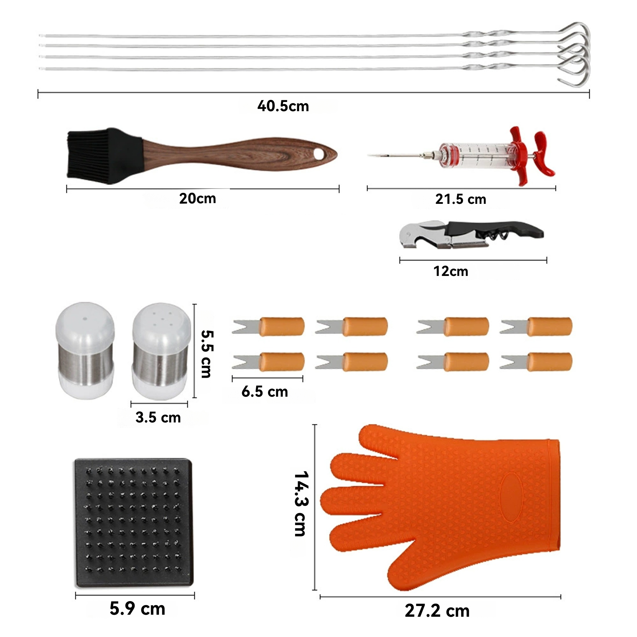 Das Bild zeigt verschiedene Grillwerkzeuge, darunter Spieße, einen Pinsel, eine Spritze, einen Korkenzieher, Salzstreuer, Fleischgabeln, einen Grillreiniger und einen orangefarbenen Handschuh.
