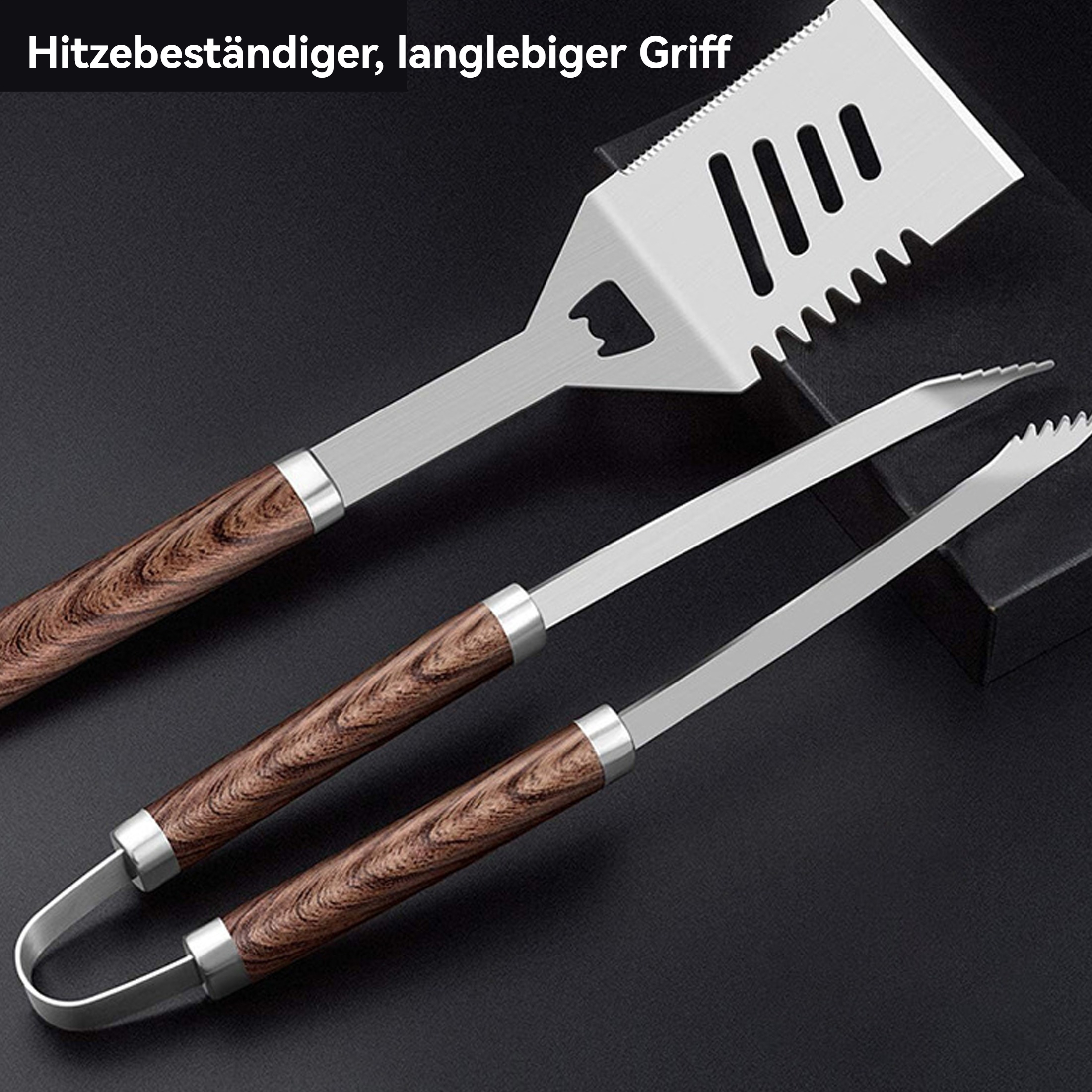 Ein Spatel und eine Zange mit Holzgriffen liegen auf einer schwarzen Oberfläche. Der Spatel liegt neben der Zange.