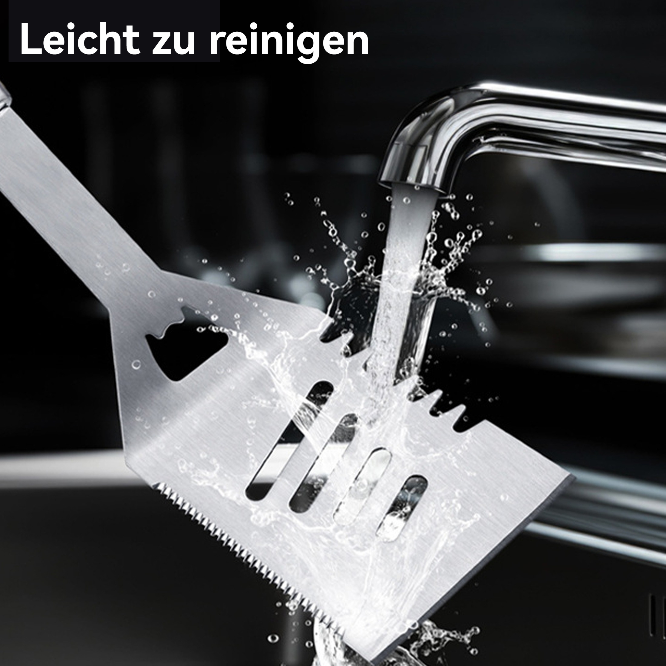 Ein Metallspatel wird unter einem Wasserhahn gewaschen. Wasser spritzt herum. Der Hintergrund ist dunkel.