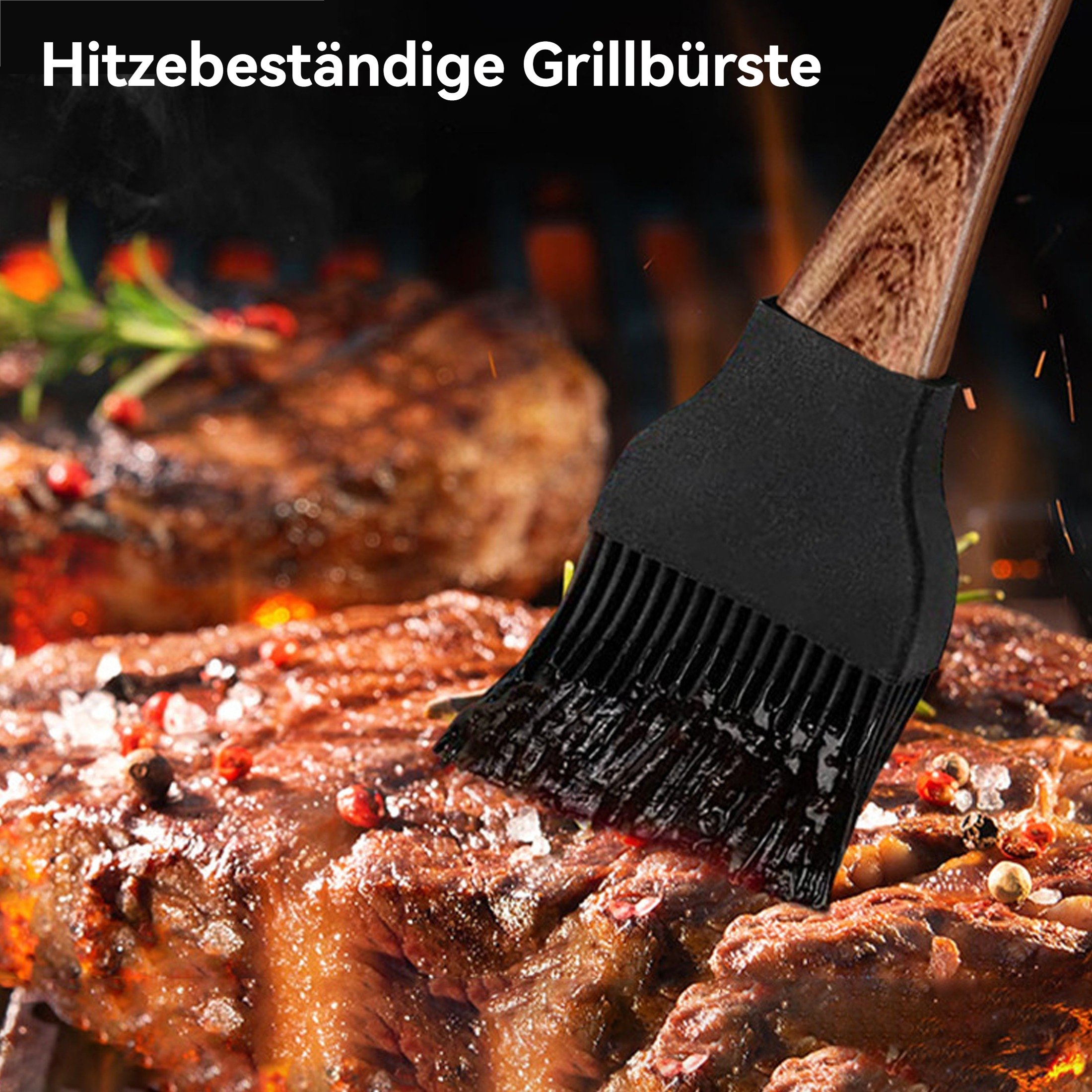 Ein Grillpinsel trägt Sauce auf ein Steak auf. Der Pinsel hat einen Holzgriff und schwarze Borsten. Das Steak ist gewürzt.
