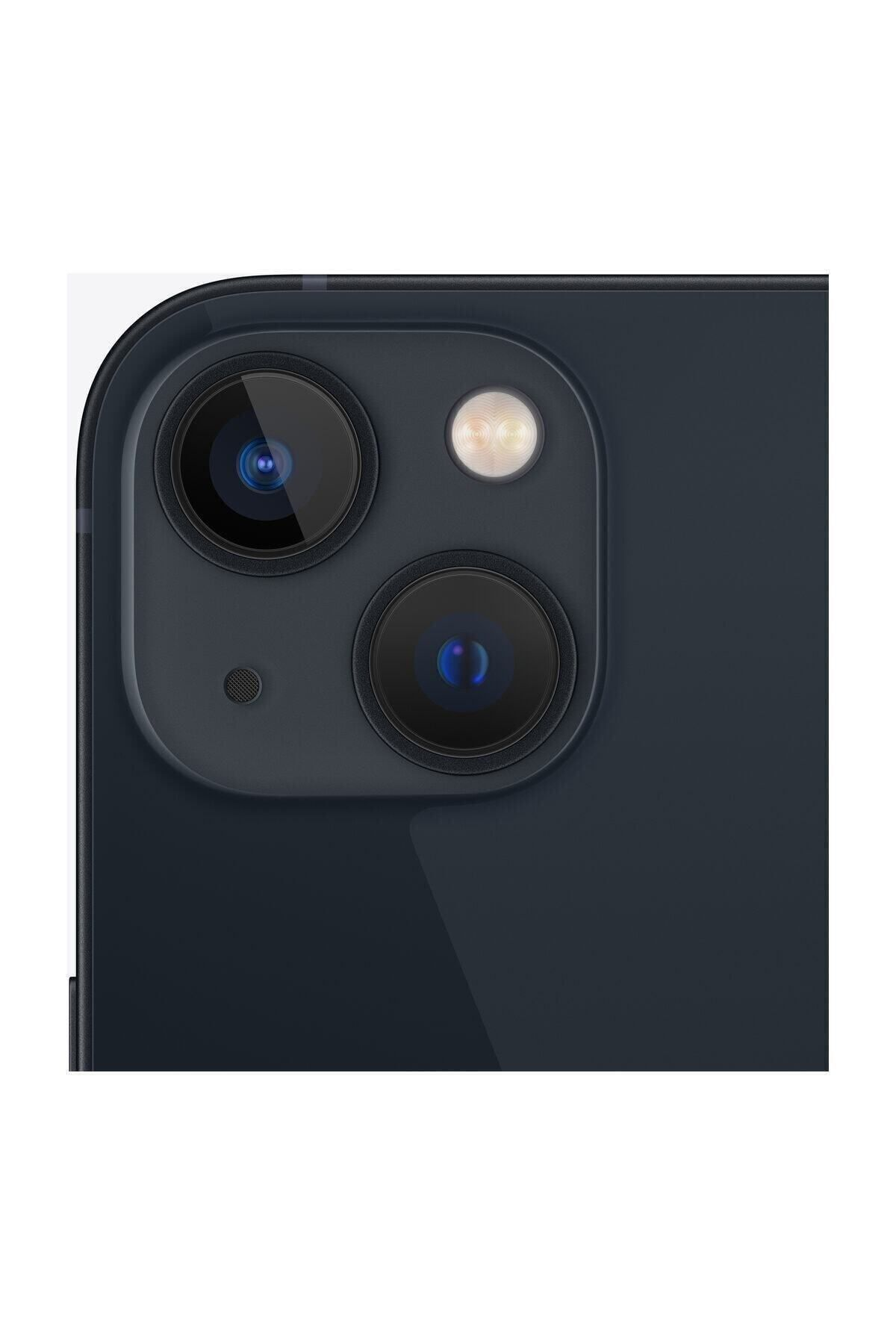 Zbliżenie modułu aparatu w ciemnoniebieskim smartfonie. Ma trzy obiektywy i lampę błyskową. Tło jest gładkie, ciemnoniebieskie.