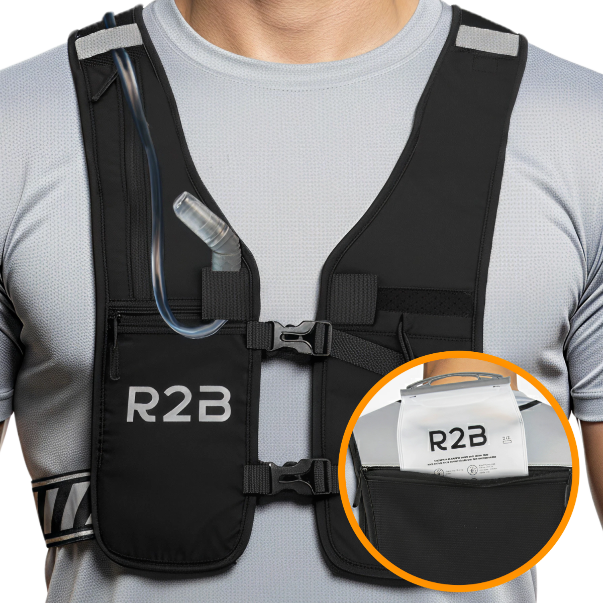 Un homme porte un gilet d'hydratation noir avec le logo R2B. Un tube transparent avec embout buccal est visible. Gros plan du gilet.