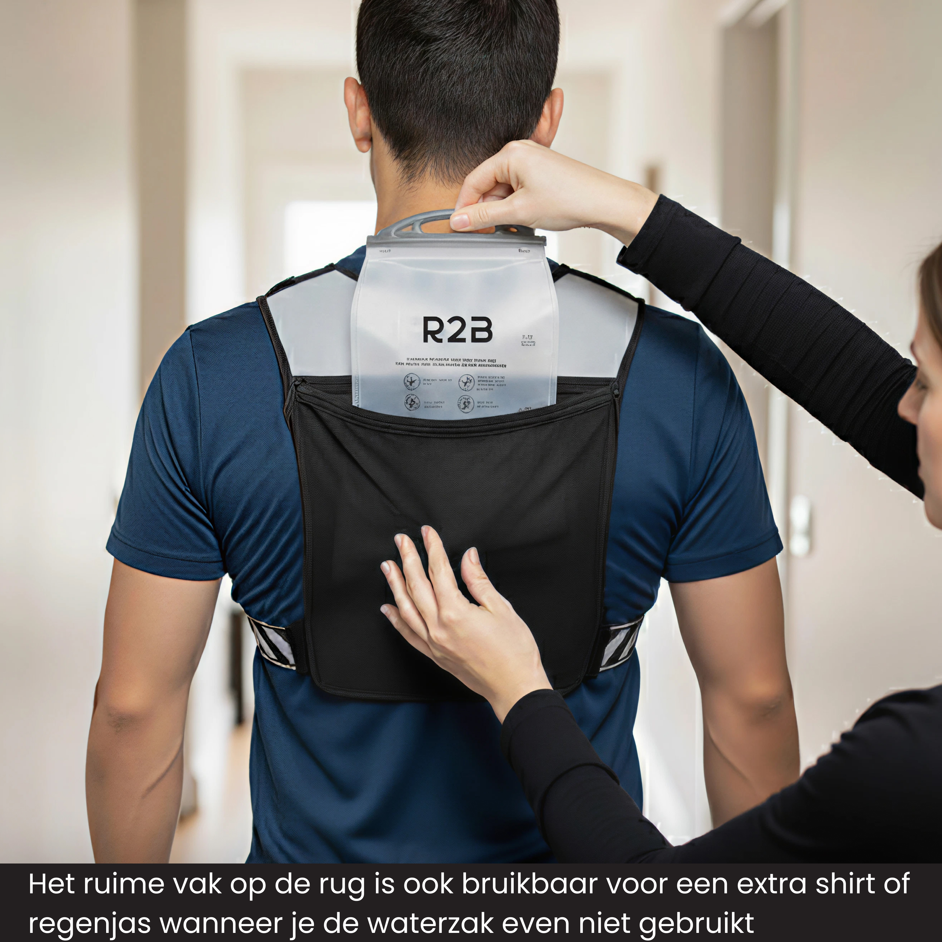 Une personne portant un sac d'hydratation. Les mains d'une autre personne ajustent les sangles.