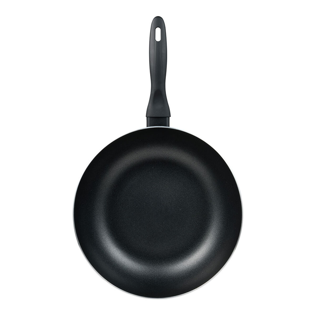 Una sartén negra con mango sobre fondo blanco. La sartén es redonda, interior negro y borde plateado.