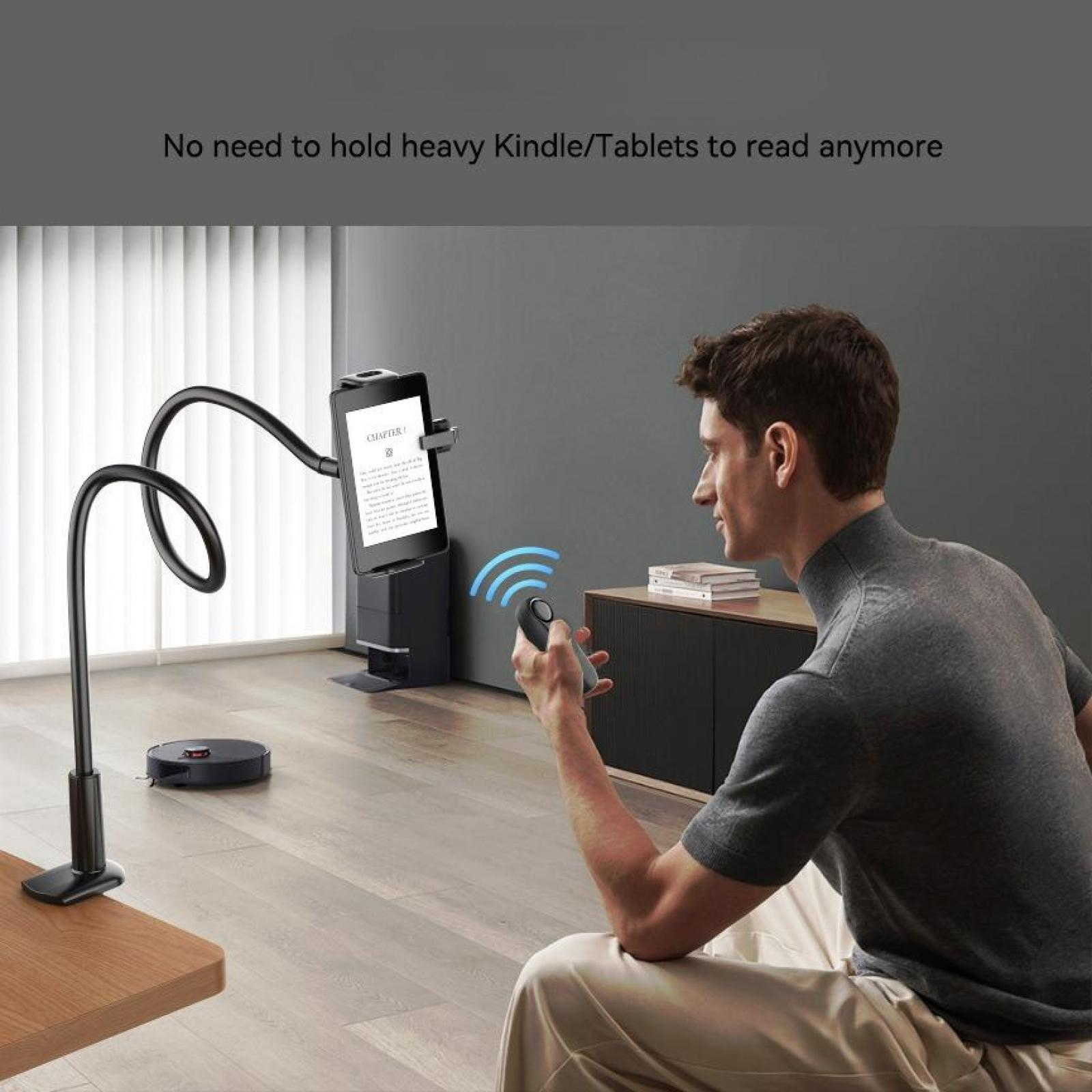 Ein Mann benutzt eine Fernbedienung. Ein Tablet wird von einem flexiblen Ständer gehalten. Ein Roboterstaubsauger und ein Schrank sind im Raum.