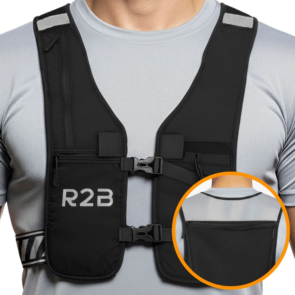 Homme portant un gilet noir avec poches et logo R2B, sur un t-shirt gris. Bandes réfléchissantes sur les épaules et le gilet.