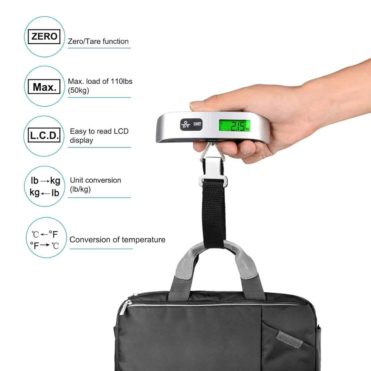 Eine Hand hält eine digitale Gepäckwaage, die 2,15 anzeigt. Die Waage ist an einer schwarzen Tasche befestigt. Verschiedene Funktionssymbole sind links.