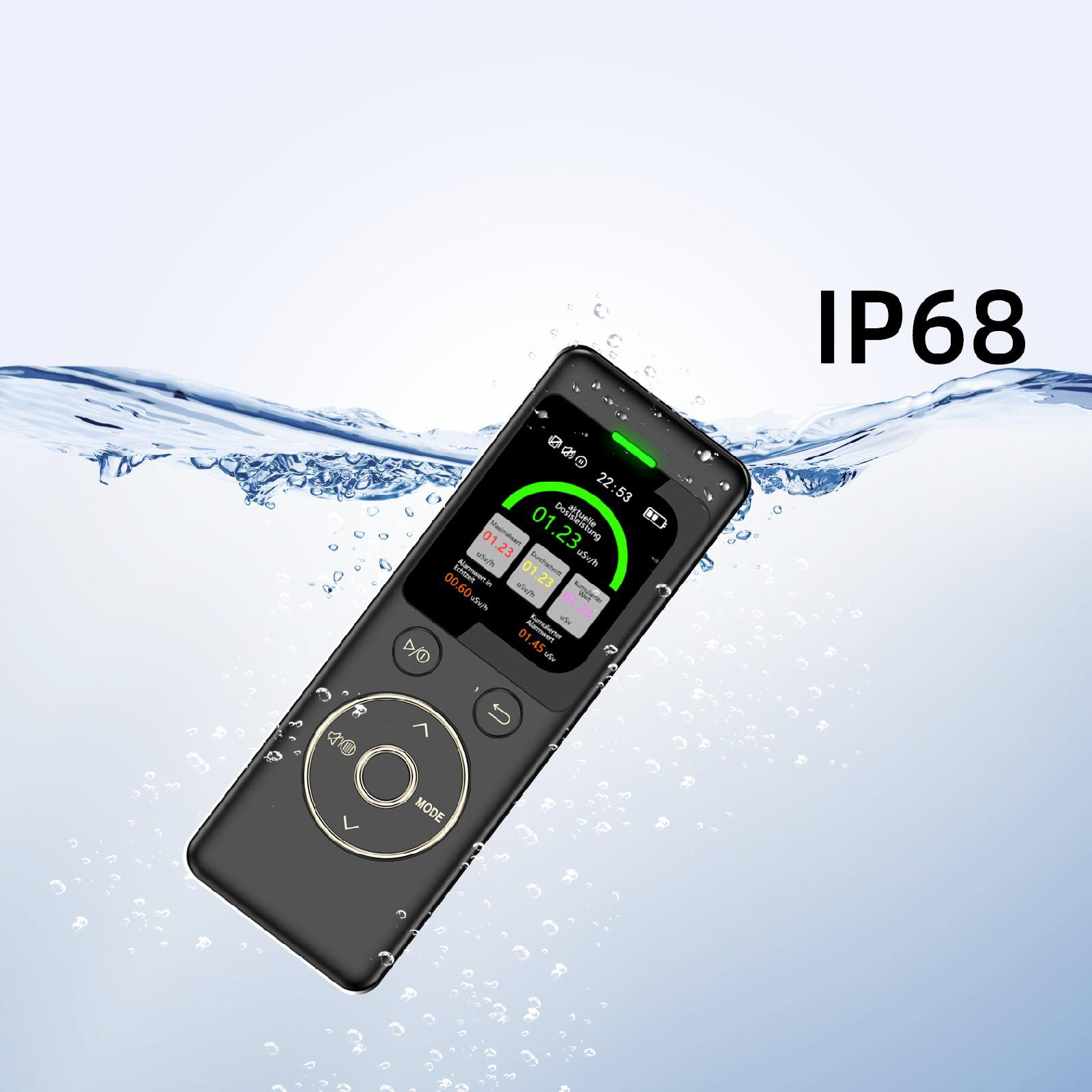 Ein schwarzes Gerät mit einem Bildschirm, der Messwerte anzeigt, teilweise unter Wasser. Der Text 'IP68' ist im Hintergrund.