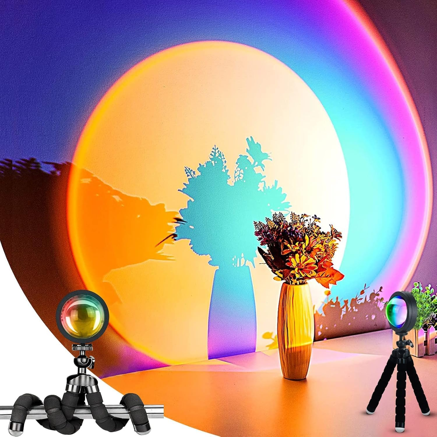 Eine Sonnenuntergangslampe projiziert farbiges Licht auf eine Wand. Eine Vase mit Blumen steht vor dem Licht. Lampen stehen auf Stativen.