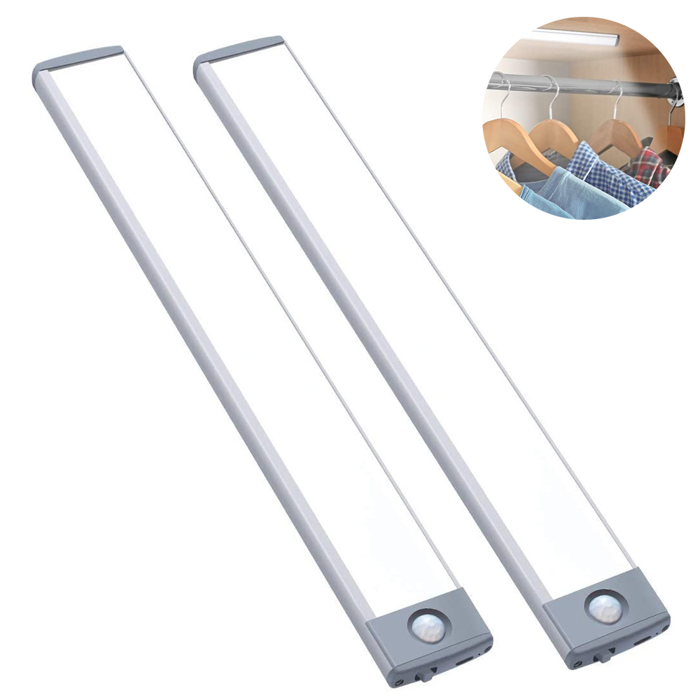 Zwei LED-Schrankleuchten. Eine ist an, die andere aus. Der Einsatz zeigt Kleidung in einem Schrank und eine dritte Leuchte.