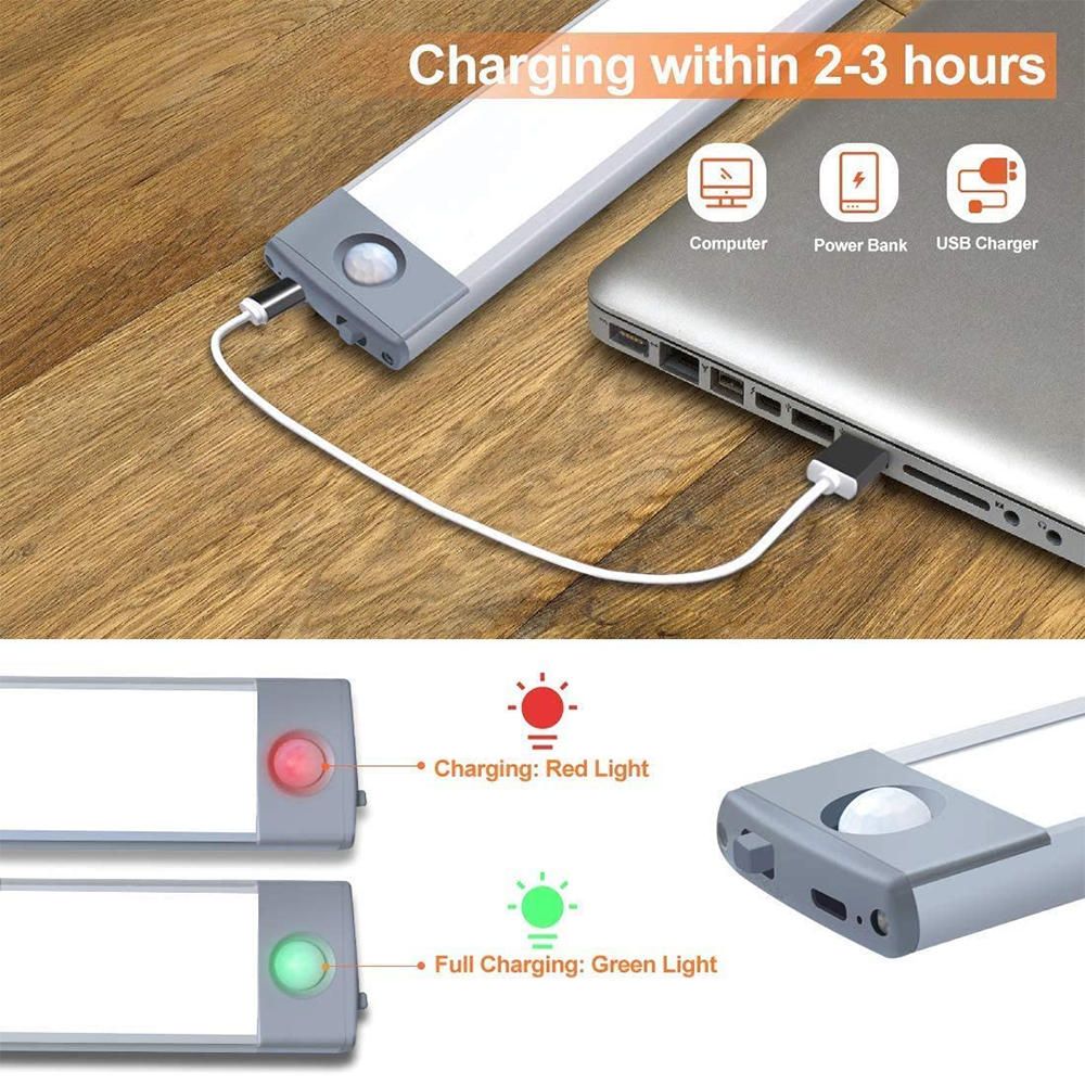 Eine Lichtleiste wird über USB von einem Laptop aufgeladen. Rotes Licht zeigt das Laden an, grünes Licht die volle Ladung.