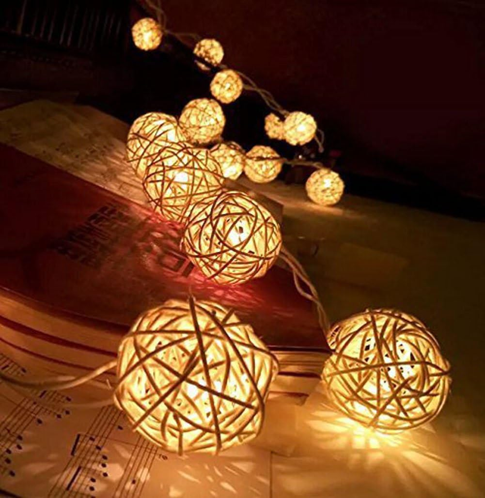Lichterketten mit gewebten Kugeln, die warm leuchten. Sie liegen auf Notenblättern in einer schwach beleuchteten Umgebung. Weiches Licht und Schatten.