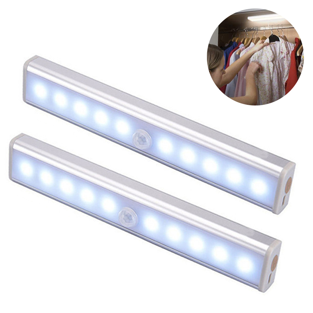 Zwei silberne LED-Leuchten mit Bewegungssensoren. Im Einsatz ist eine Person in einem Schrank, die Kleidung auswählt.