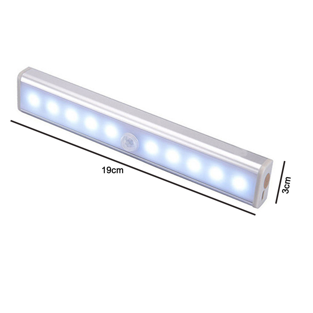 Eine silberne LED-Lichtleiste mit 10 weißen Lichtern. Sie hat einen Bewegungssensor in der Mitte und beschriftete Abmessungen. Der Hintergrund ist schlicht.