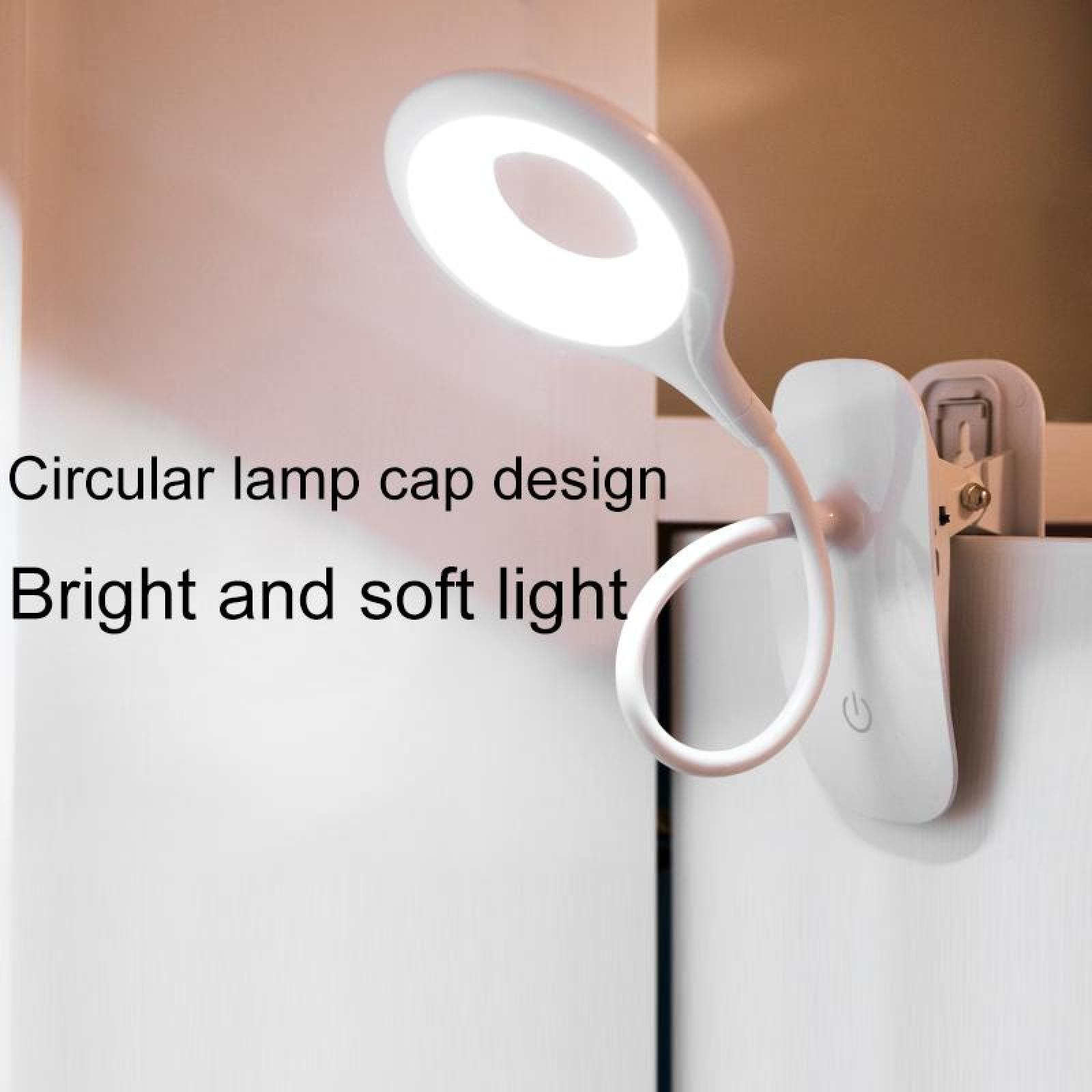 Eine weiße LED-Lampe mit rundem Kopf, an einer Oberfläche befestigt. Die Lampe ist an und strahlt weiches Licht aus.