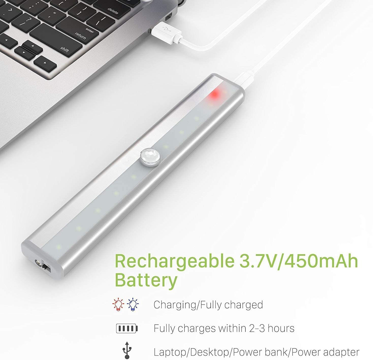 Ein silberner LED-Lichtbalken ist über ein USB-Kabel mit einem Laptop verbunden. Auf dem Balken steht, dass er wiederaufladbar ist.