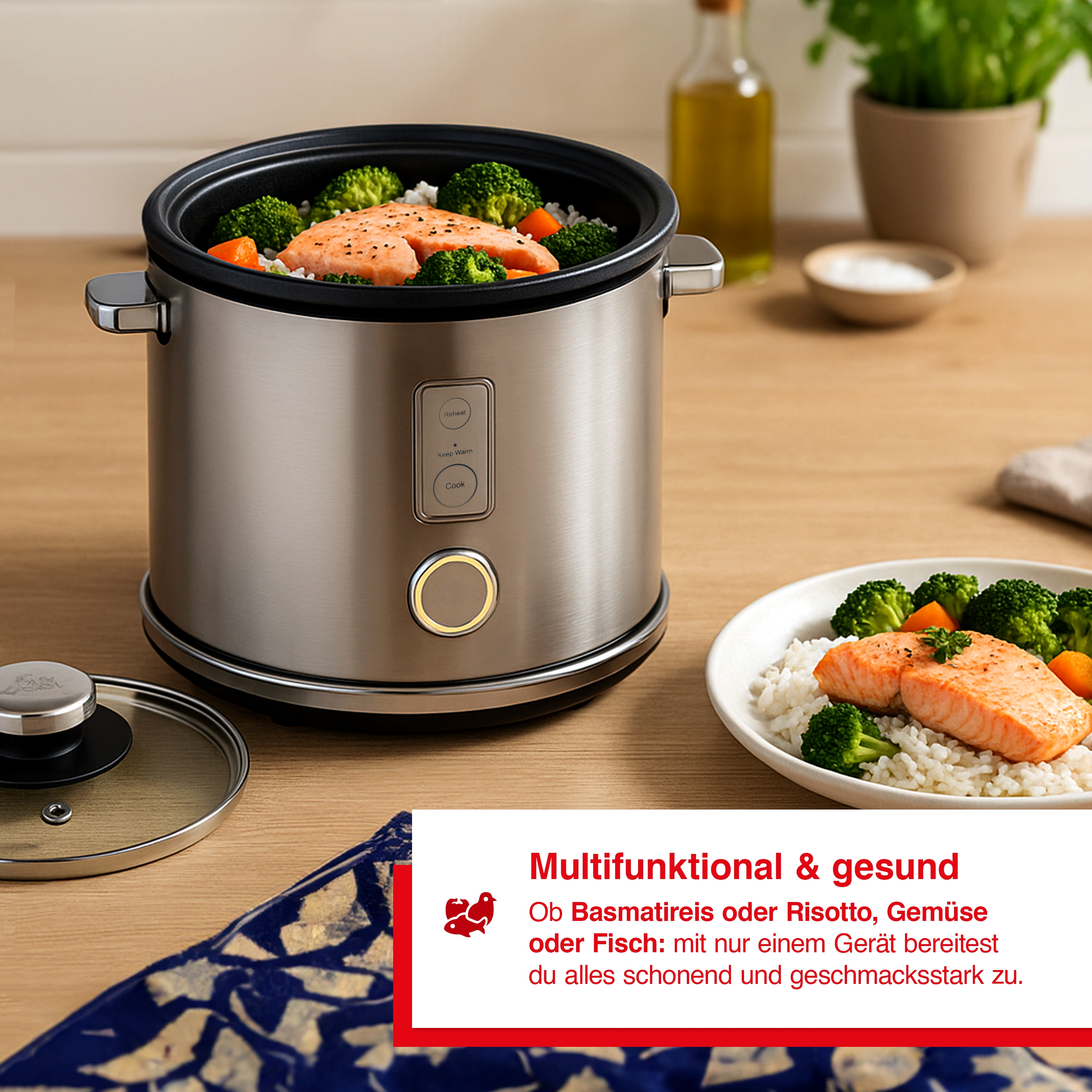 Ein Edelstahlkocher mit Lachs, Brokkoli und Reis. Rechts ein Teller mit dem gleichen Gericht.