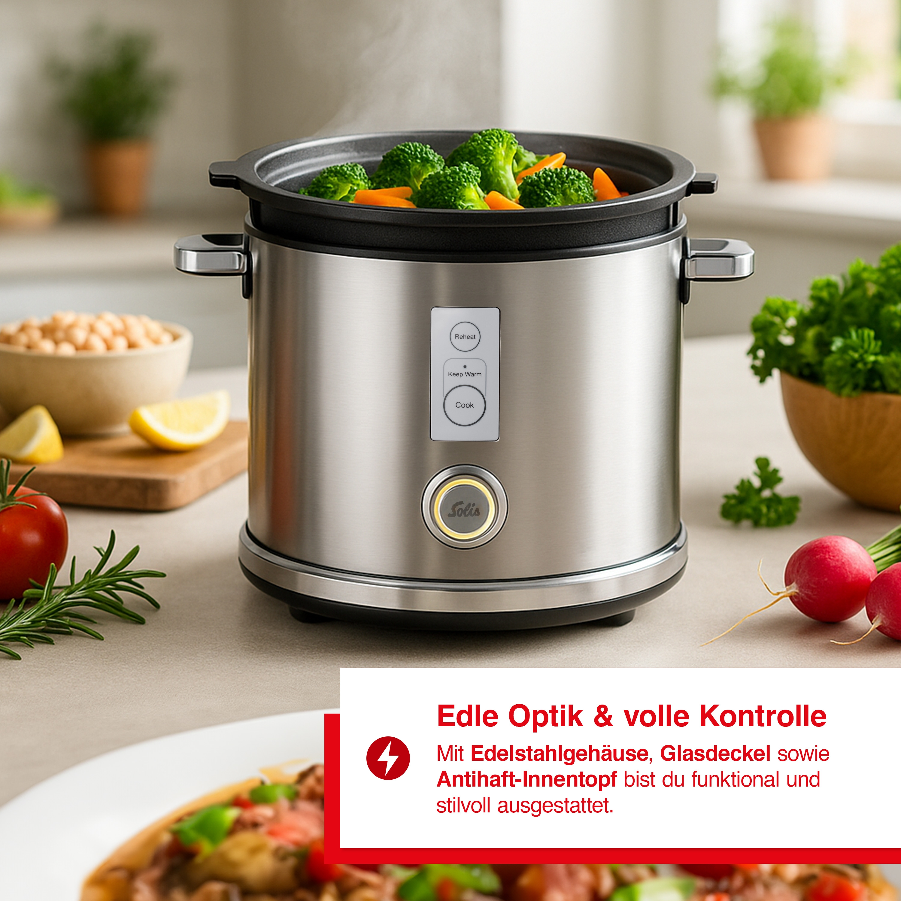 Ein Edelstahl-Slowcooker mit Gemüse, umgeben von Zutaten wie Tomaten, Kräutern und Zitronen.