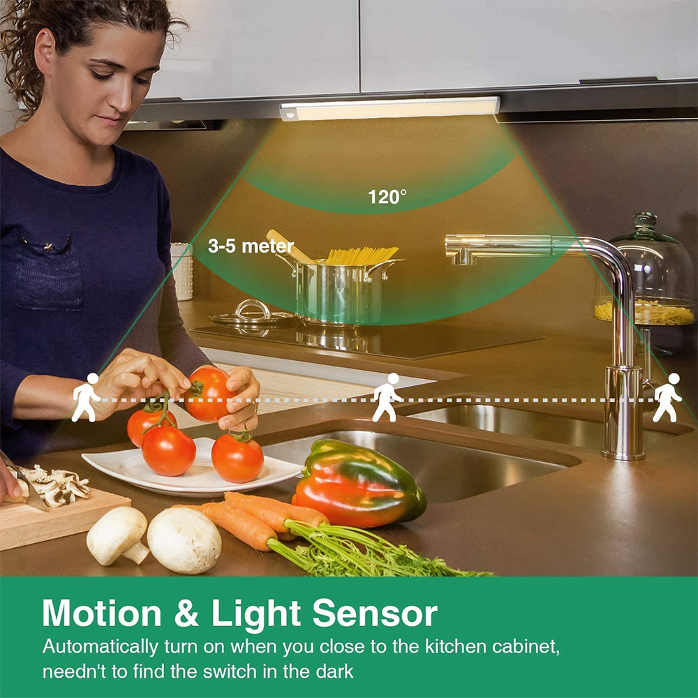 Frau in der Küche mit Gemüse. Tomaten, Karotten und Paprika auf der Theke. Lichtsensor-Informationen und ein 120-Grad-Symbol sind sichtbar.