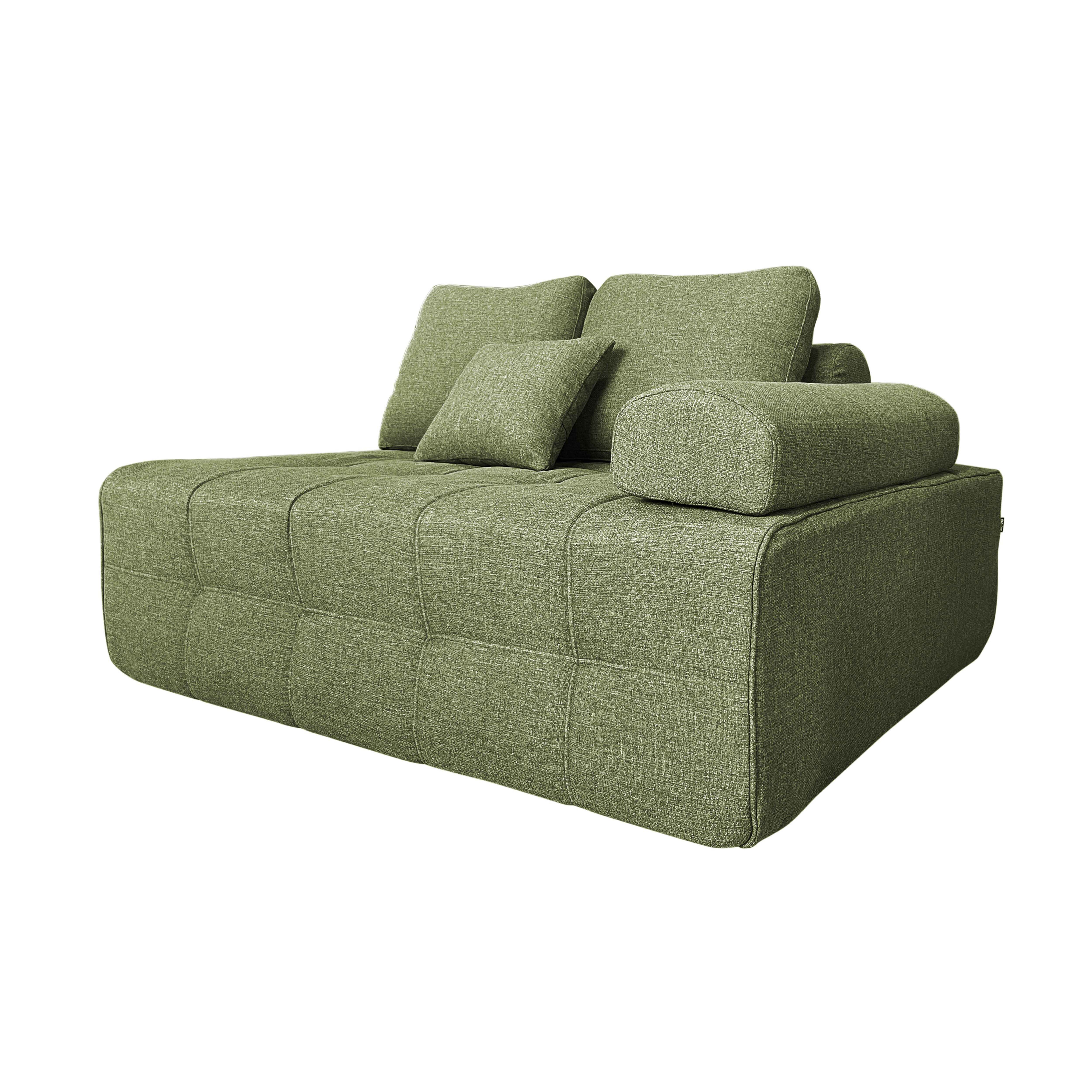 Ein grünes Stoffsofa mit mehreren Kissen. Das Sofa hat eine quadratische Form und ist auf weißem Hintergrund isoliert.