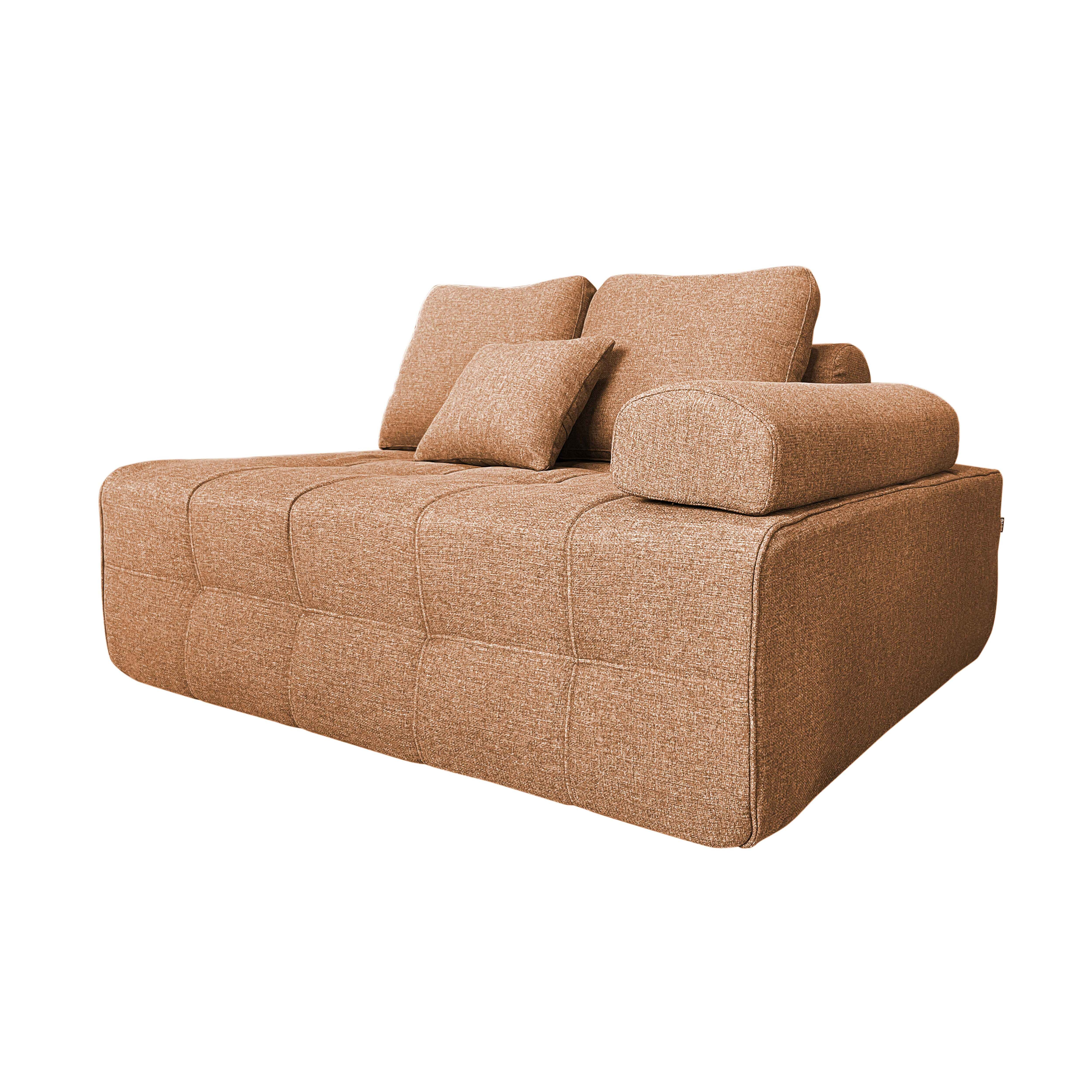 Ein braunes Sofa mit Kissen. Es ist ein modulares Design mit einer großen Basis und mehreren Kissen.