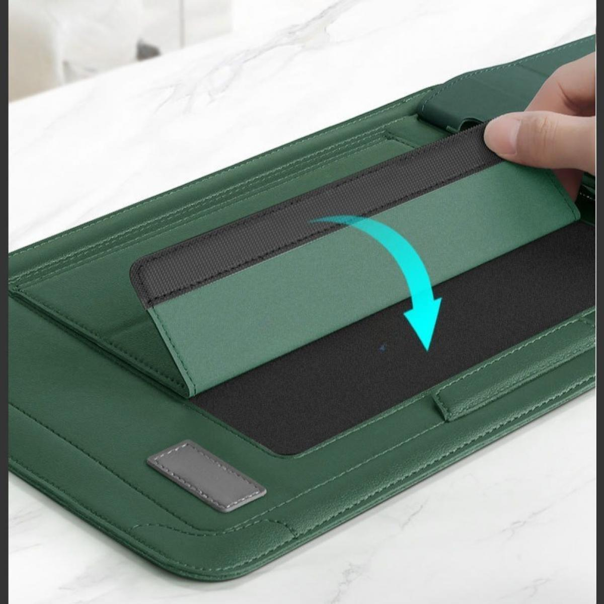 Eine Hand öffnet eine grüne Ledertasche mit einem schwarzen Gummiband. Die Tasche liegt auf einer Marmoroberfläche.