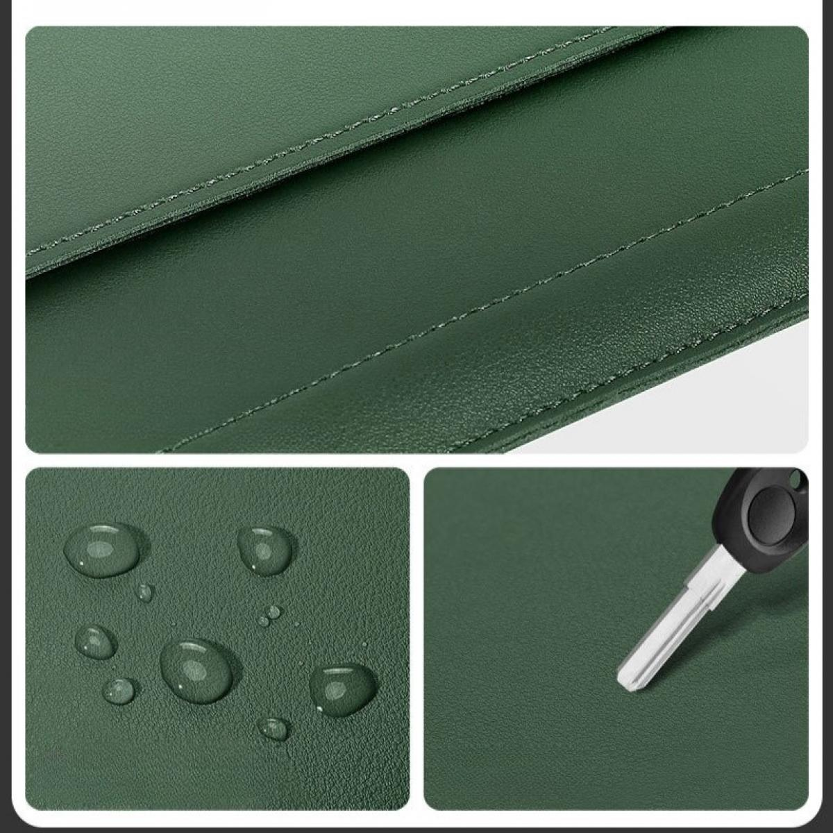 Nahaufnahme einer grünen Lederoberfläche mit Wassertropfen und einem Autoschlüssel. Bereiche zeigen Nähte, Textur und Wasserbeständigkeit.