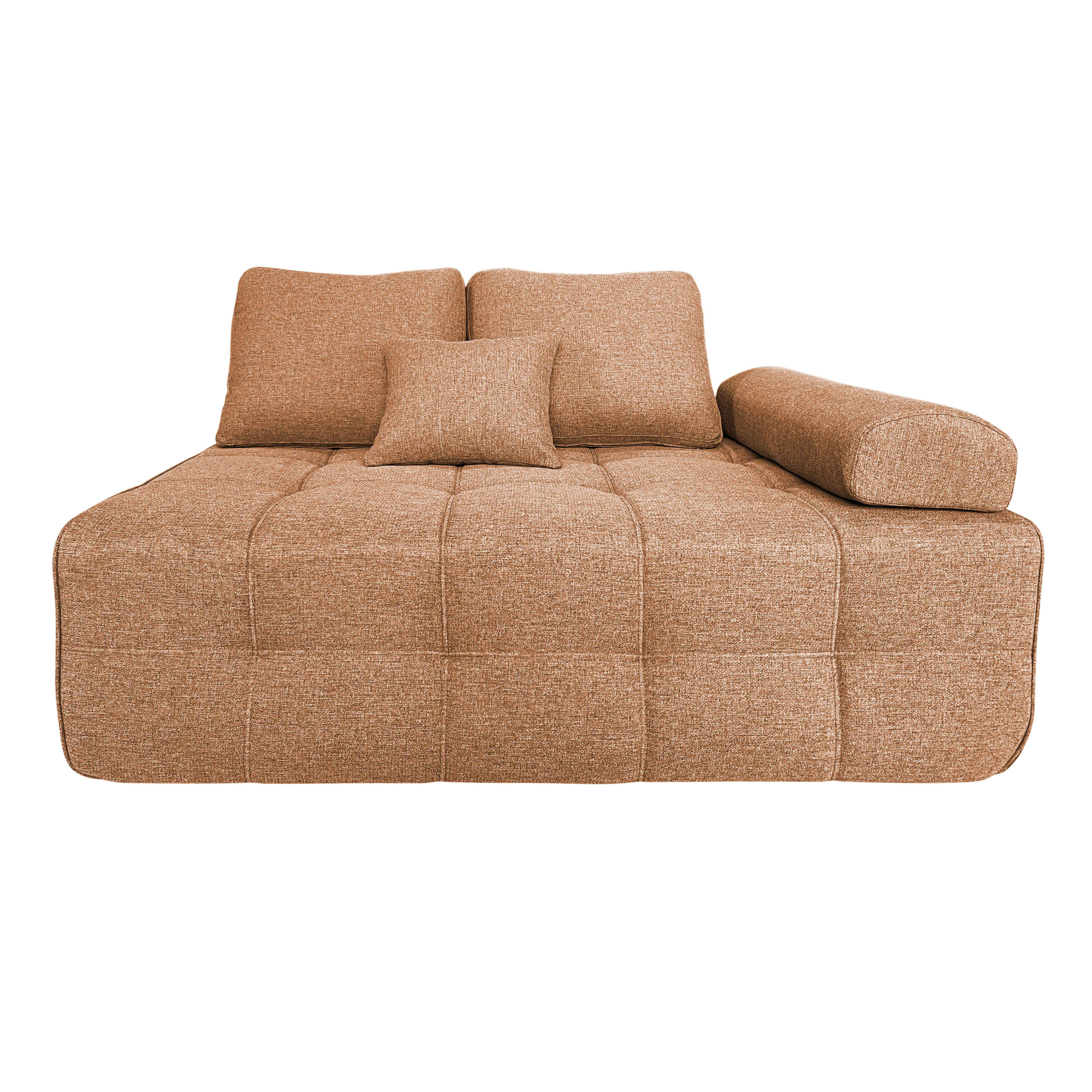 Ein braunes Stoffsofa mit Kissen und einer Rolle auf weißem Hintergrund.