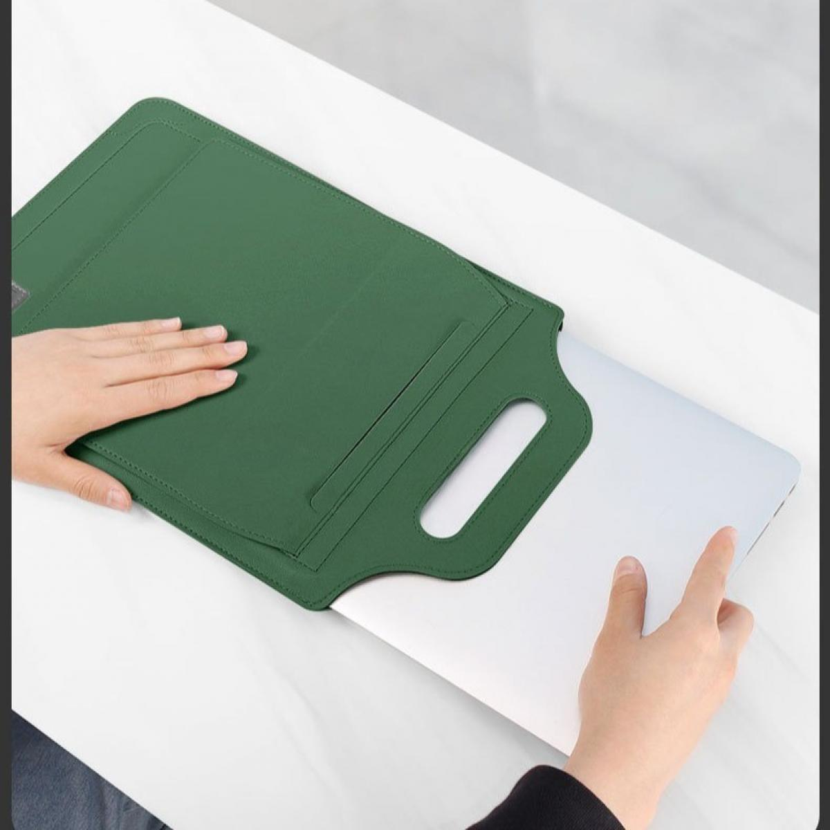 Eine Person legt einen silbernen Laptop in eine grüne Laptoptasche. Die Tasche befindet sich auf einer weißen Oberfläche. Die Hände der Person sind sichtbar.