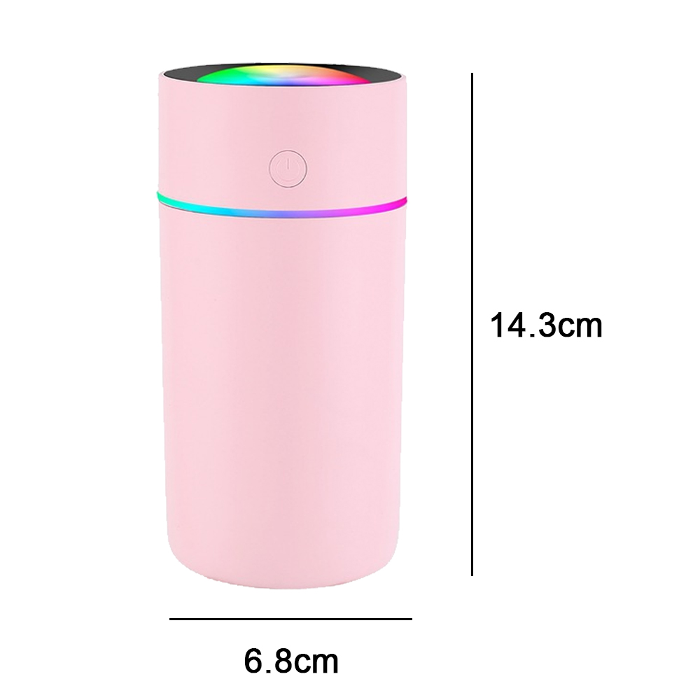 Ein rosa Luftbefeuchter mit einem Knopf und einem bunten Lichtring oben. Er misst 14,3 cm Höhe und 6,8 cm Breite.