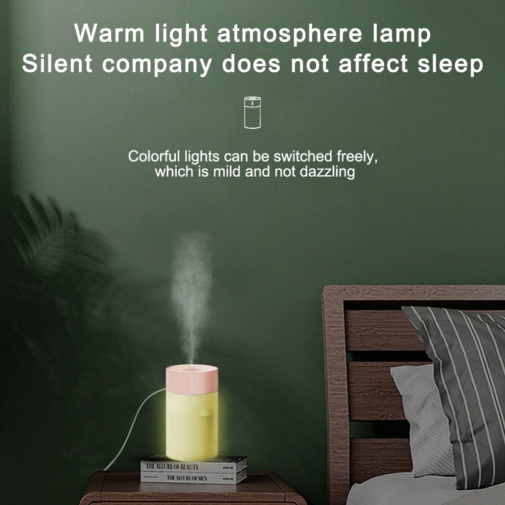 Ein gelb-rosa Luftbefeuchter mit Dampf. Text lautet: 'Warme Lichtatmosphärenlampe'. Bücher auf einem Nachttisch, Bett im Hintergrund.