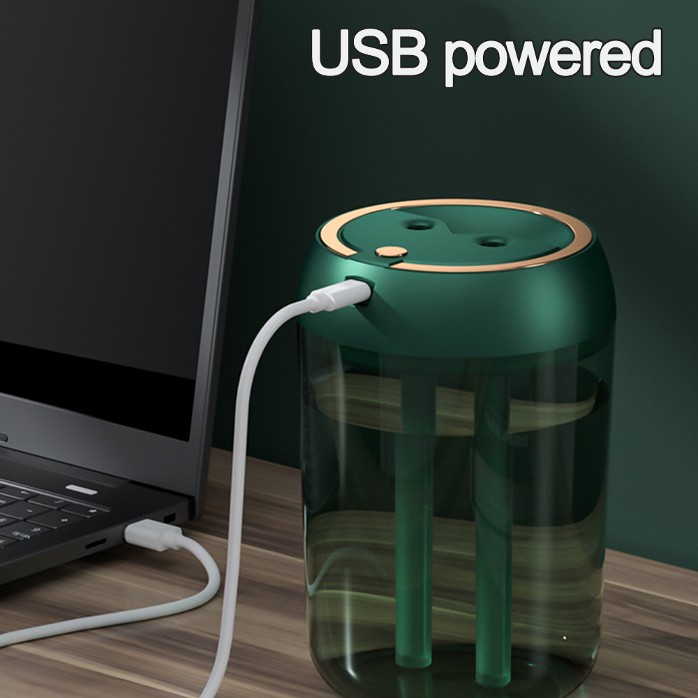 Ein grüner, über USB betriebener Luftbefeuchter ist an einen Laptop angeschlossen. Der Luftbefeuchter hat einen goldenen Rand und zwei grüne Röhren.